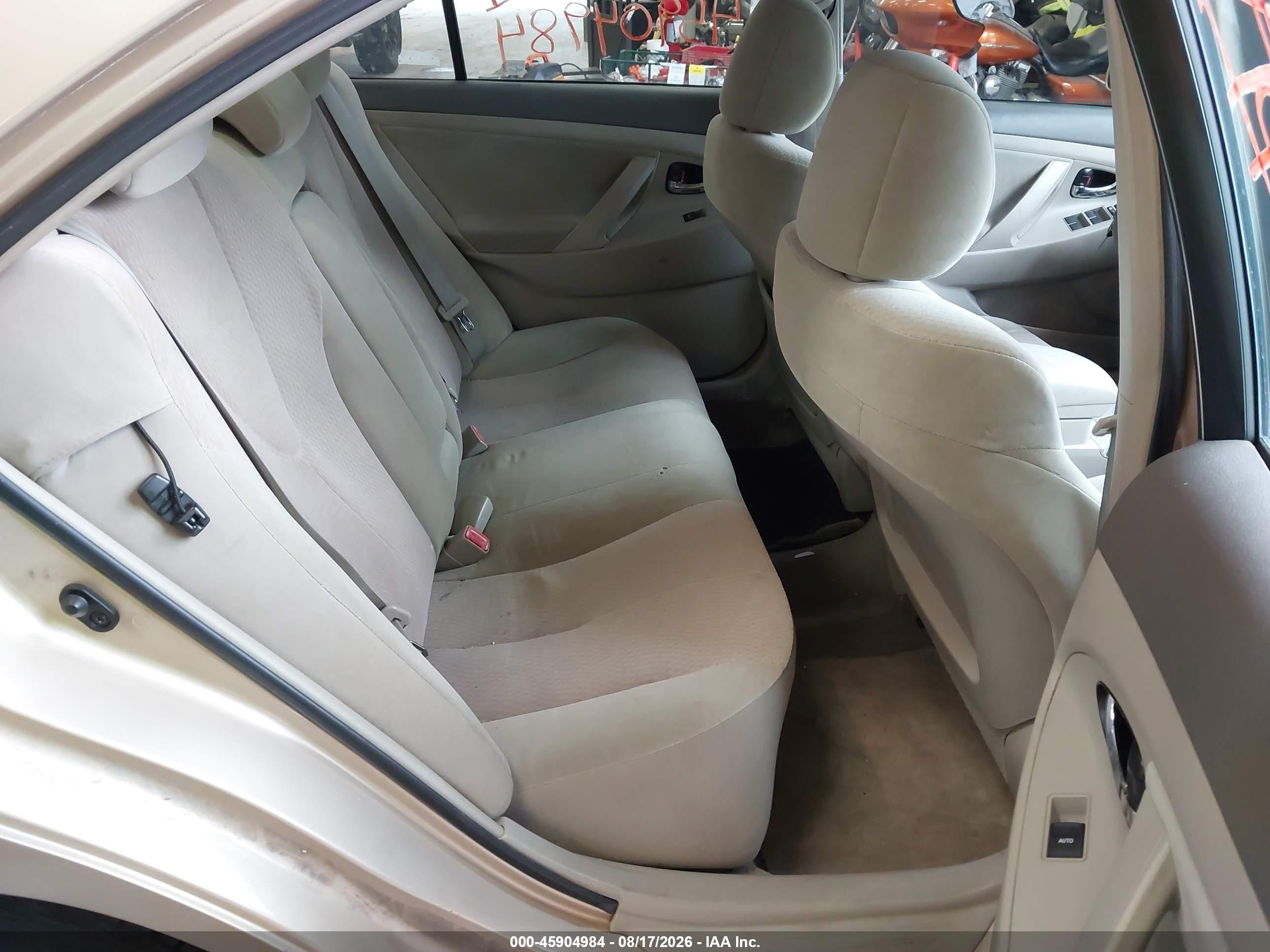 2010 Toyota Camry Le Green vin: 4T4BF3EK1AR043907