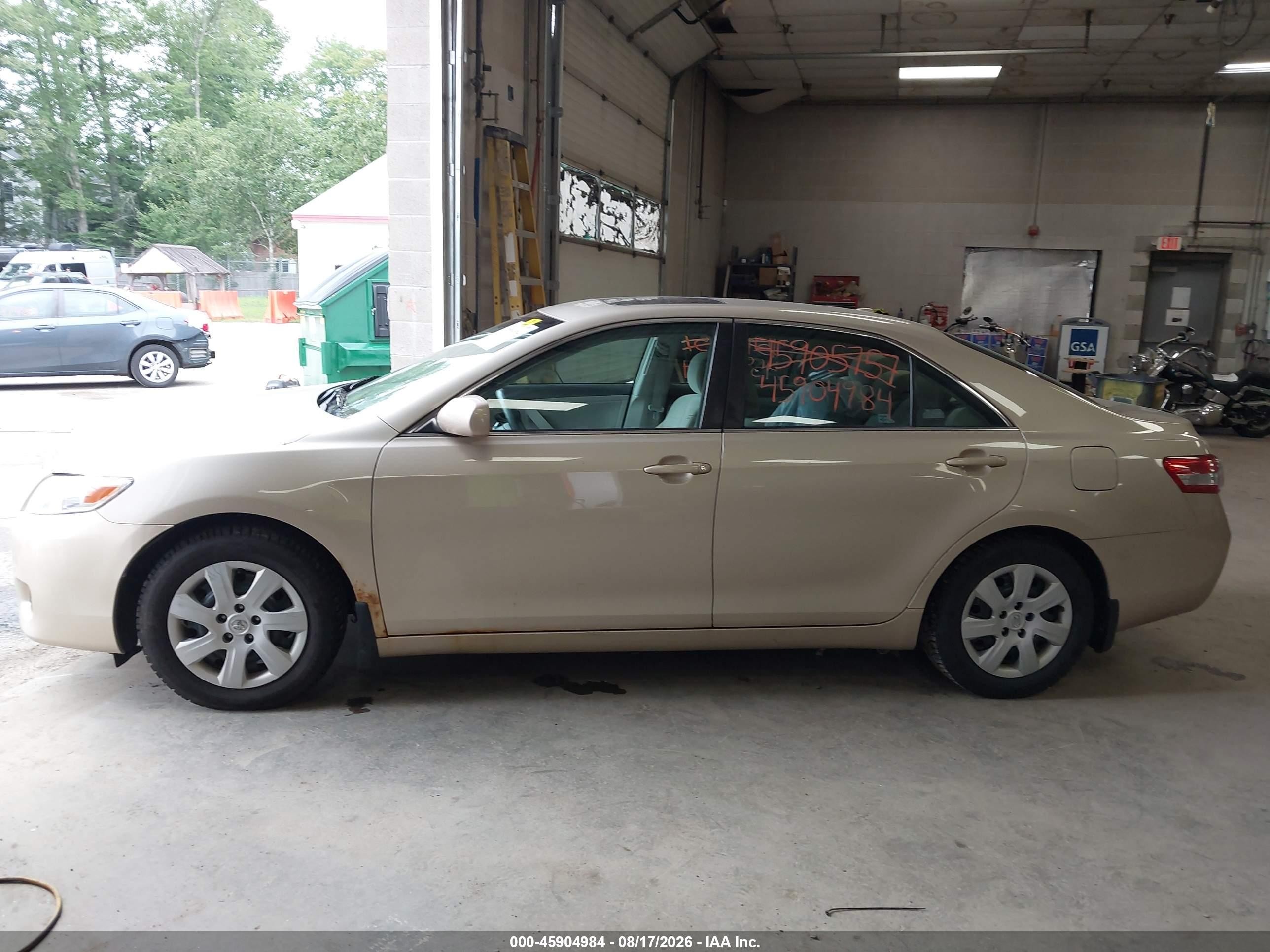 2010 Toyota Camry Le Green vin: 4T4BF3EK1AR043907