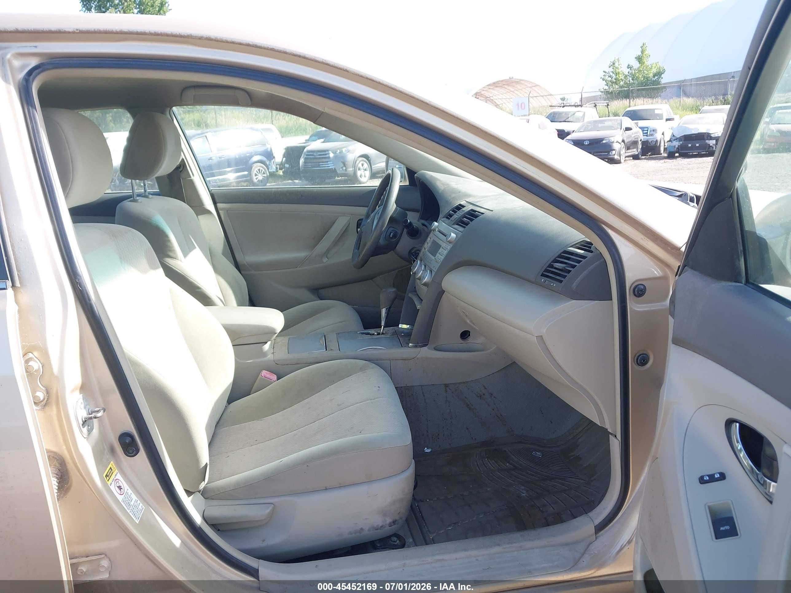 2010 Toyota Camry Le Tan vin: 4T4BF3EK1AR050517