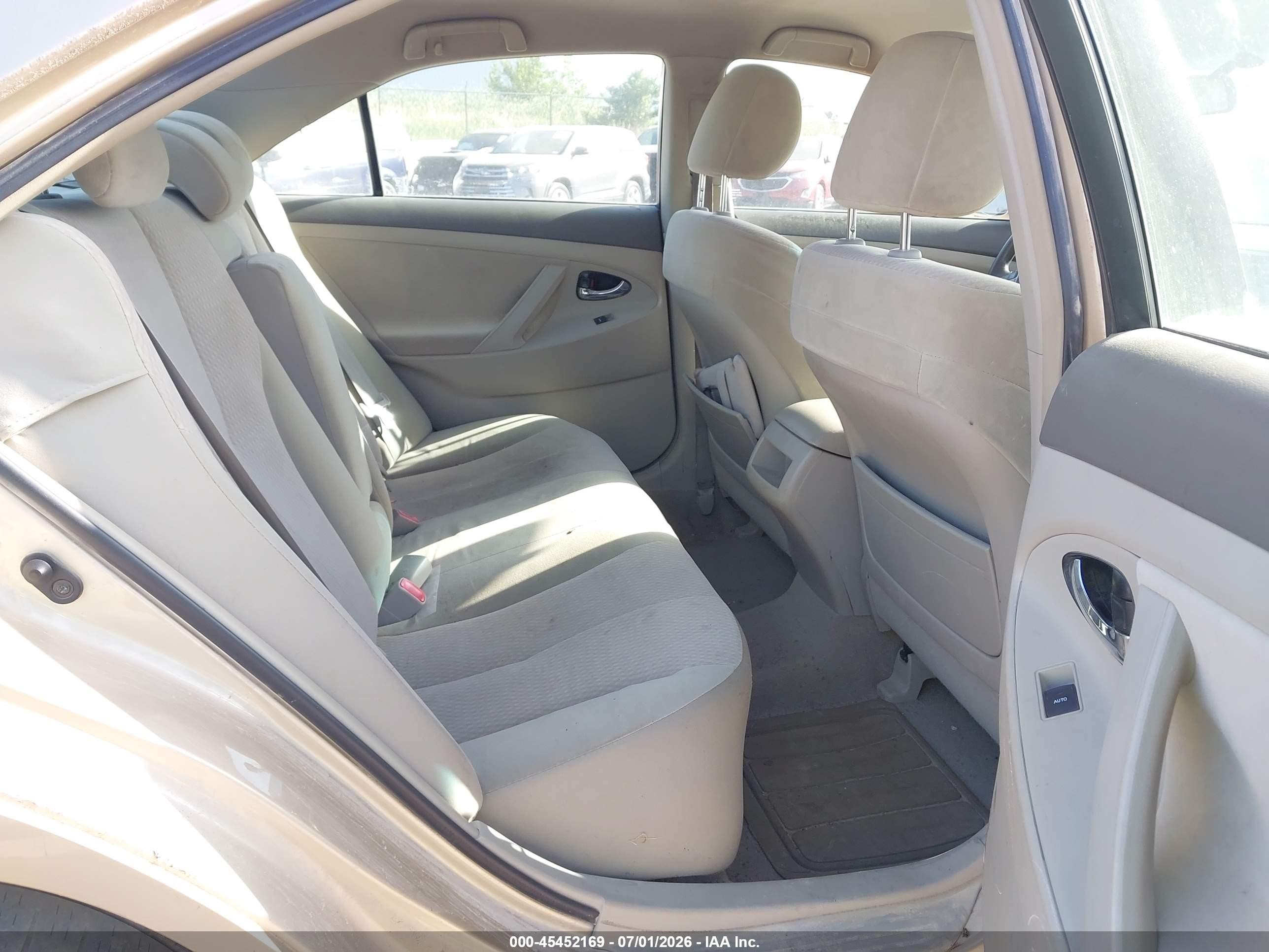 2010 Toyota Camry Le Tan vin: 4T4BF3EK1AR050517