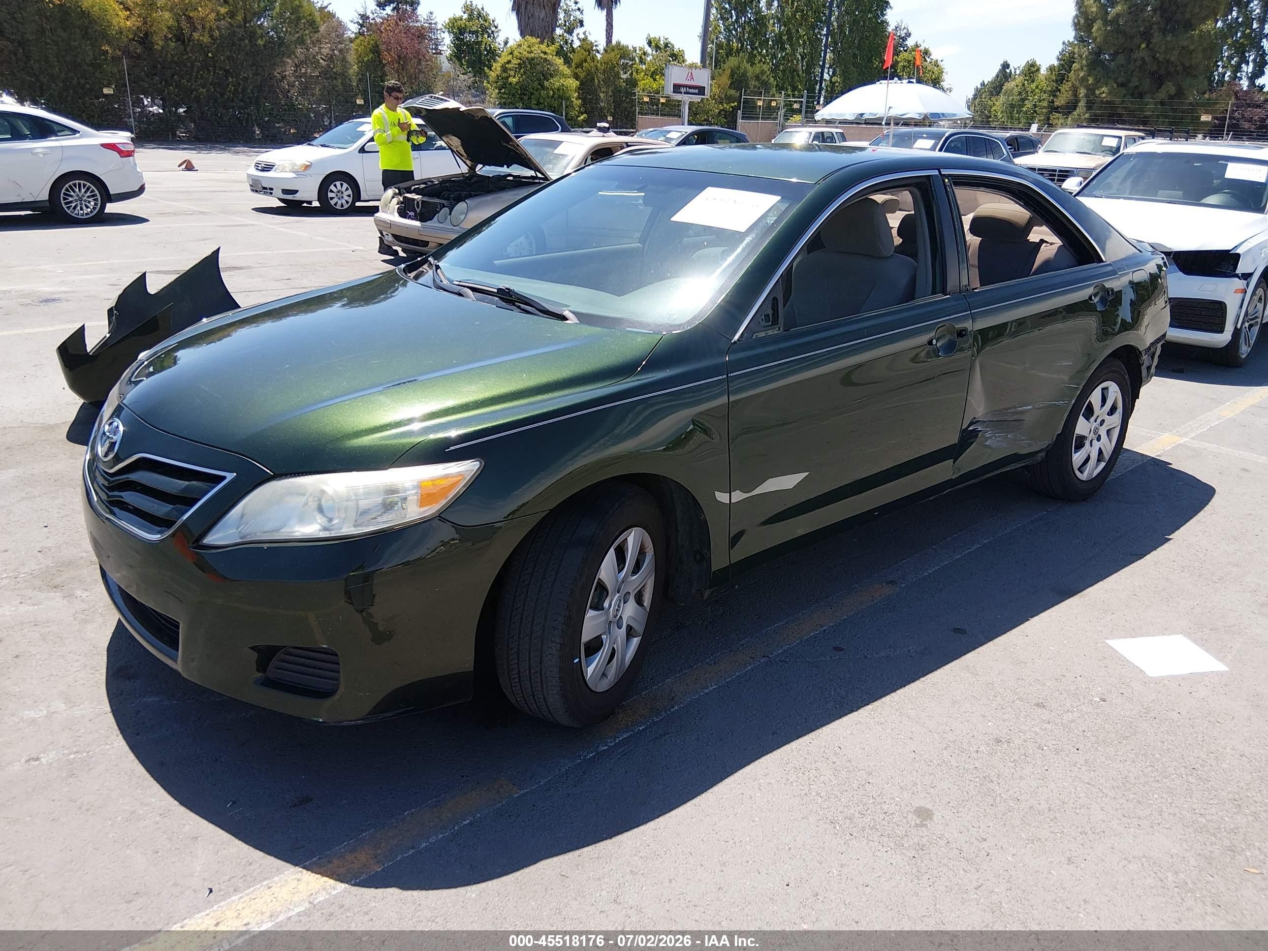 2010 Toyota Camry Le Green vin: 4T4BF3EK1AR061405