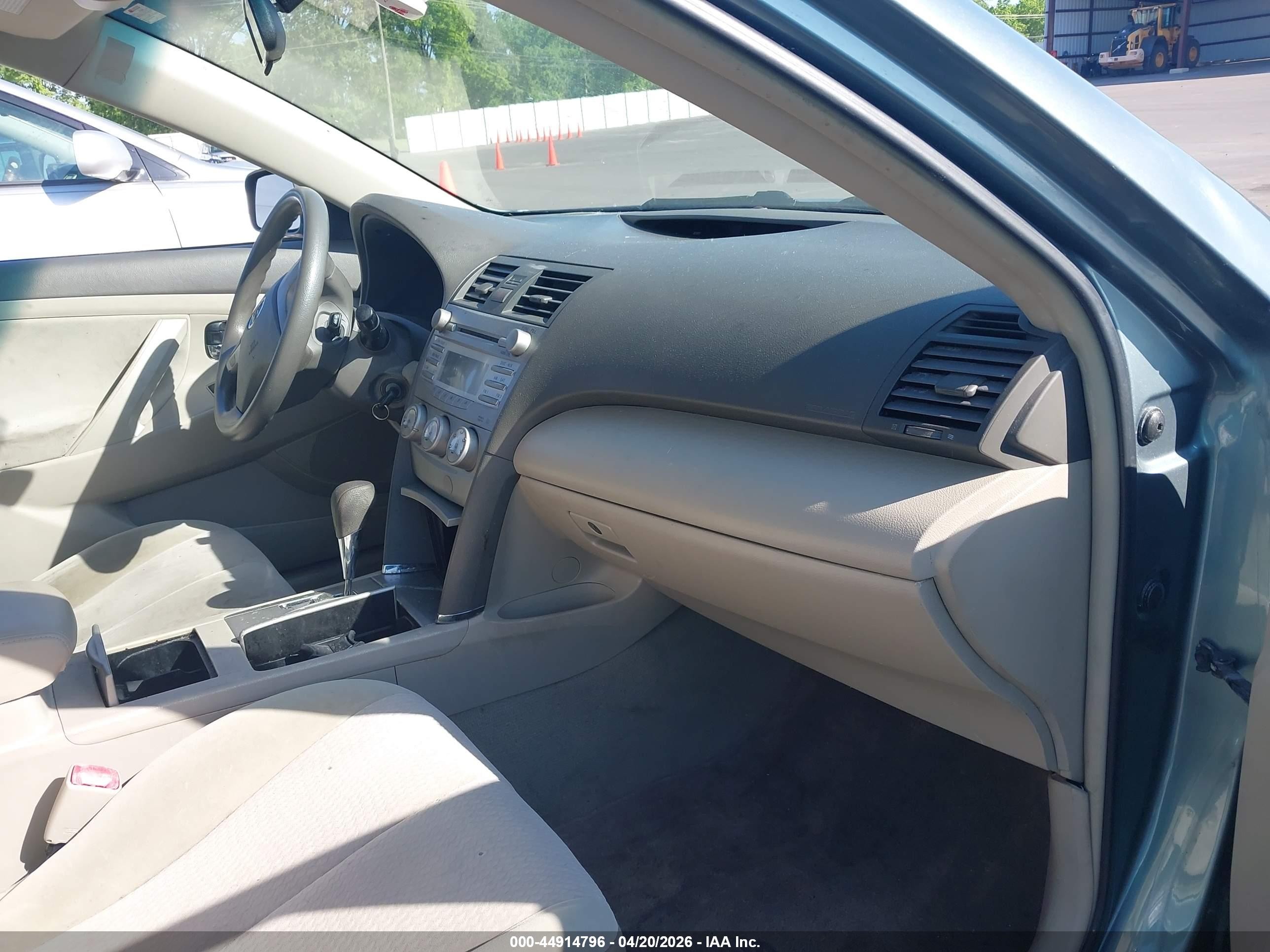 2010 Toyota Camry Le Green vin: 4T4BF3EK1AR072582
