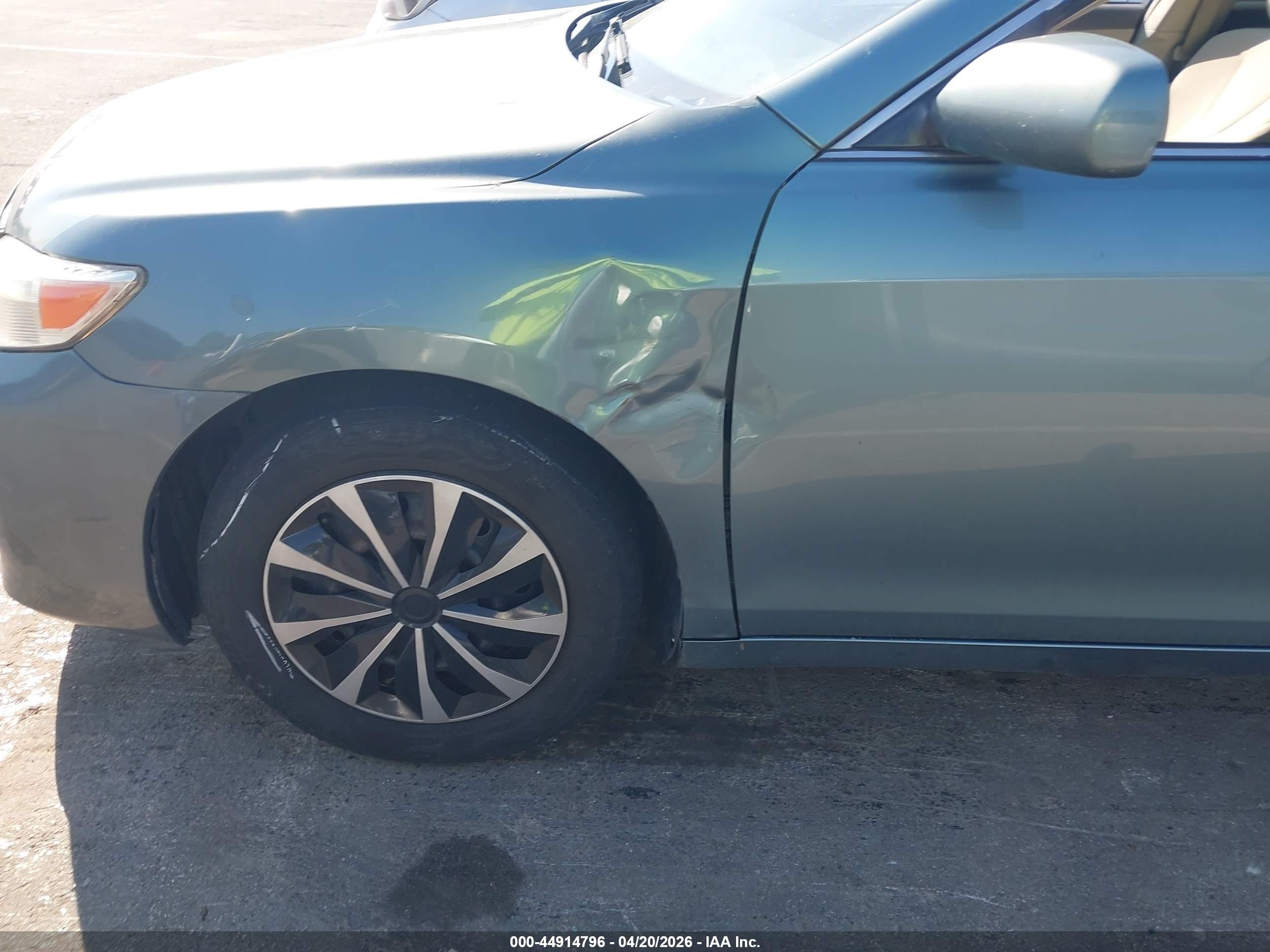 2010 Toyota Camry Le Green vin: 4T4BF3EK1AR072582