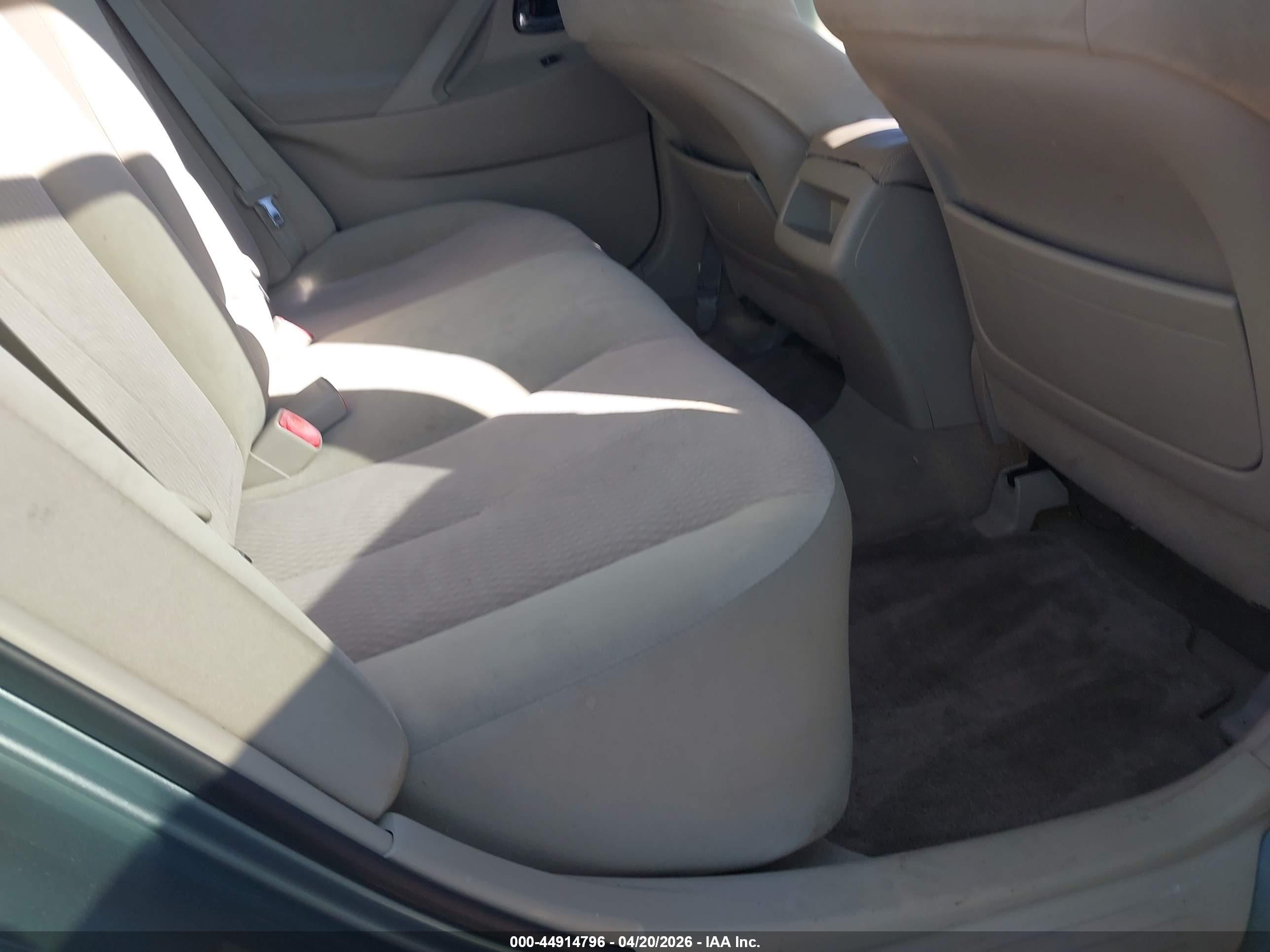 2010 Toyota Camry Le Green vin: 4T4BF3EK1AR072582