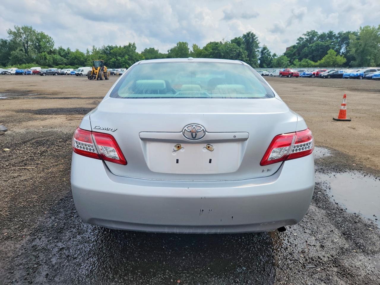 2011 Toyota Camry Le Silver vin: 4T4BF3EK1BR106473