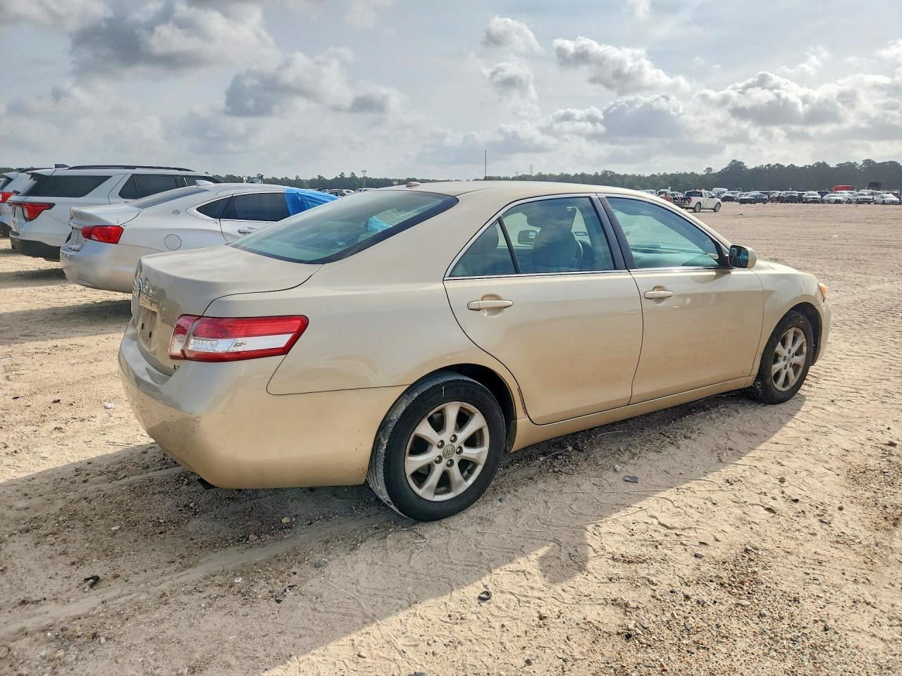 2011 Toyota Camry Le Gold vin: 4T4BF3EK1BR154121