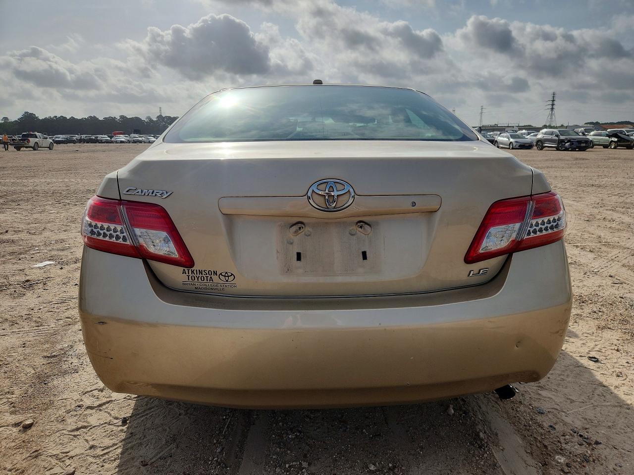 2011 Toyota Camry Le Gold vin: 4T4BF3EK1BR154121