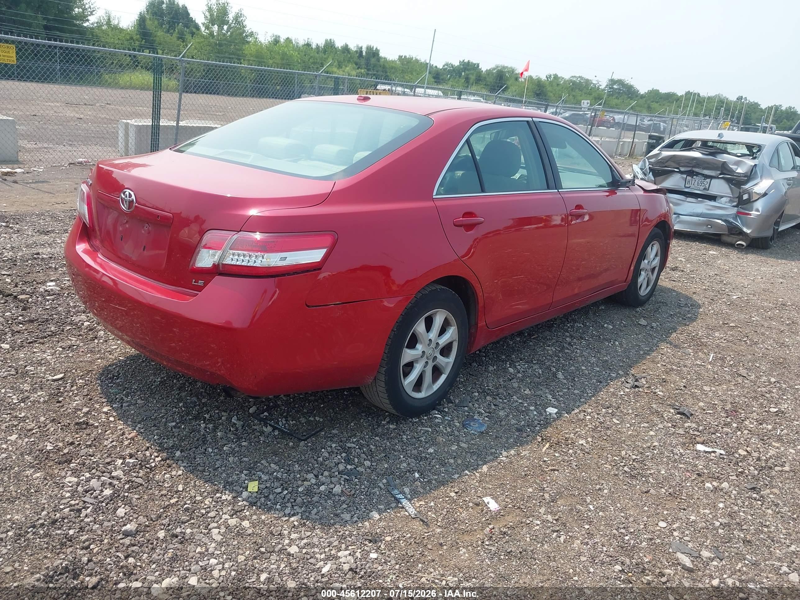 2011 Toyota Camry Le Red vin: 4T4BF3EK1BR174899