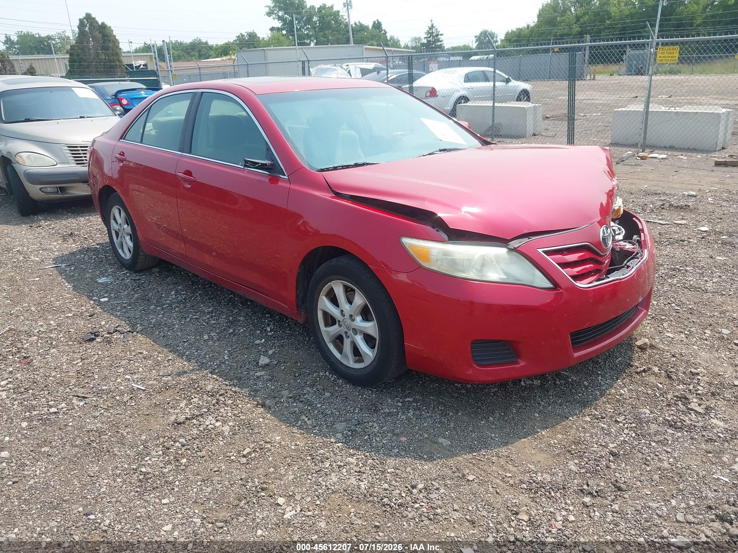 2011 Toyota Camry Le Red vin: 4T4BF3EK1BR174899