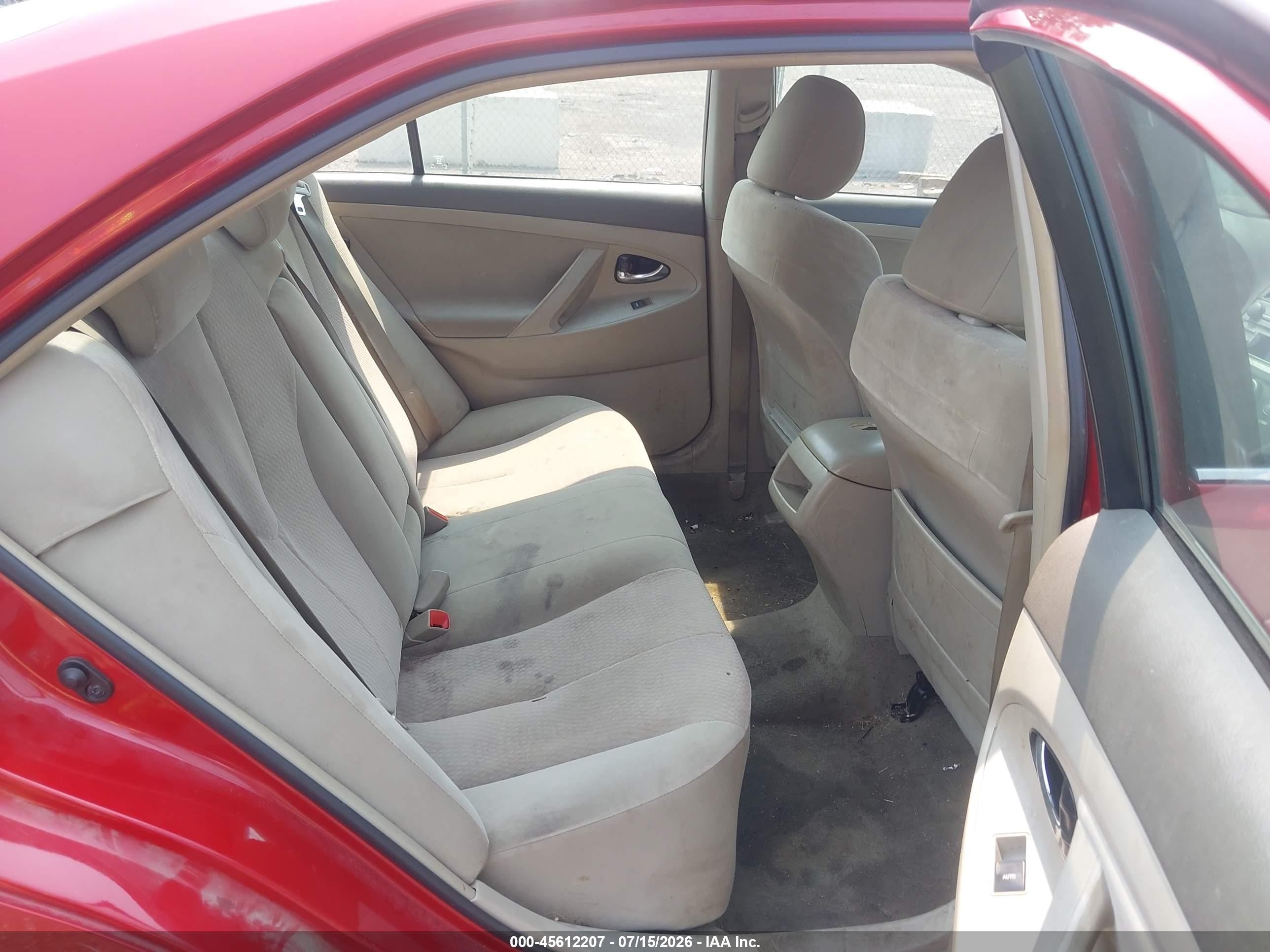 2011 Toyota Camry Le Red vin: 4T4BF3EK1BR174899