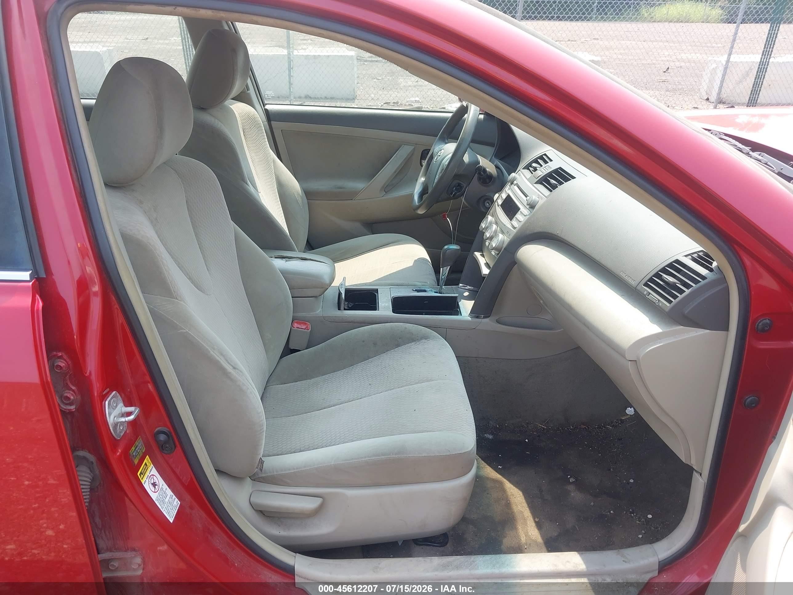 2011 Toyota Camry Le Red vin: 4T4BF3EK1BR174899