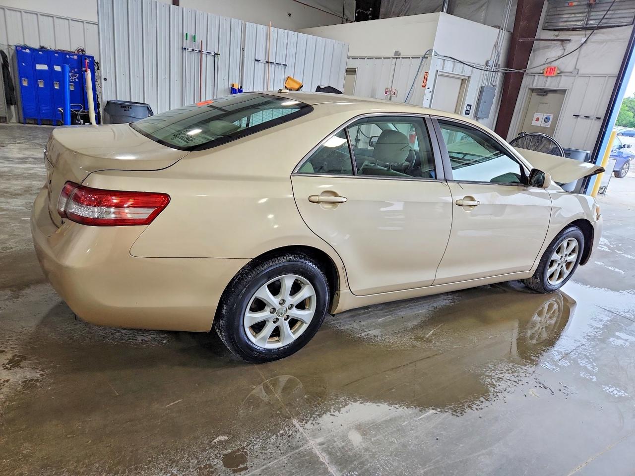 2010 Toyota Camry Le Gold vin: 4T4BF3EK2AR015842