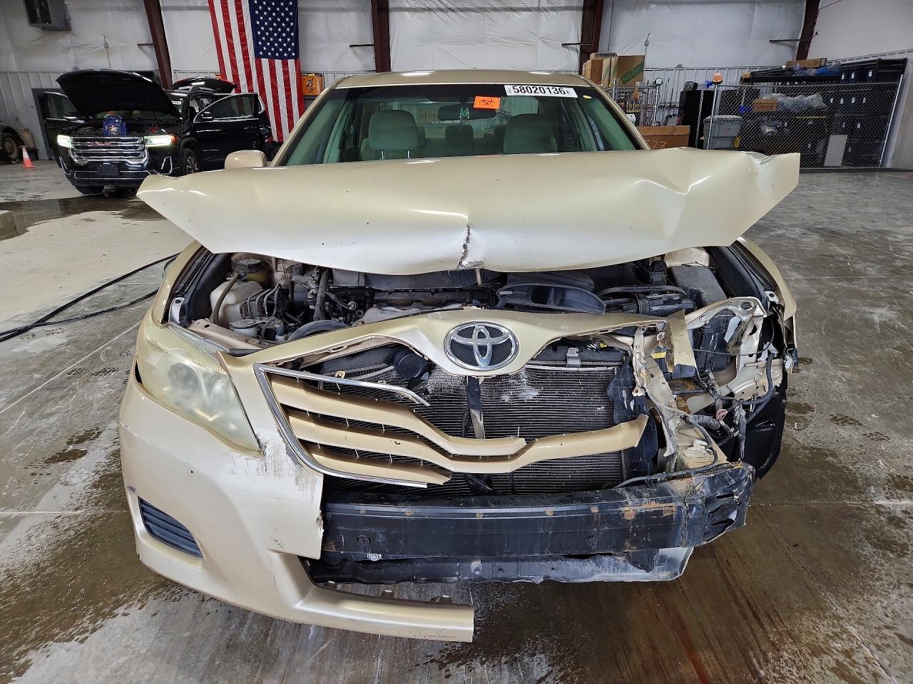 2010 Toyota Camry Le Gold vin: 4T4BF3EK2AR015842