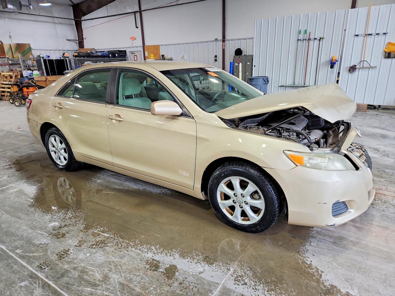 2010 Toyota Camry Le Gold vin: 4T4BF3EK2AR015842