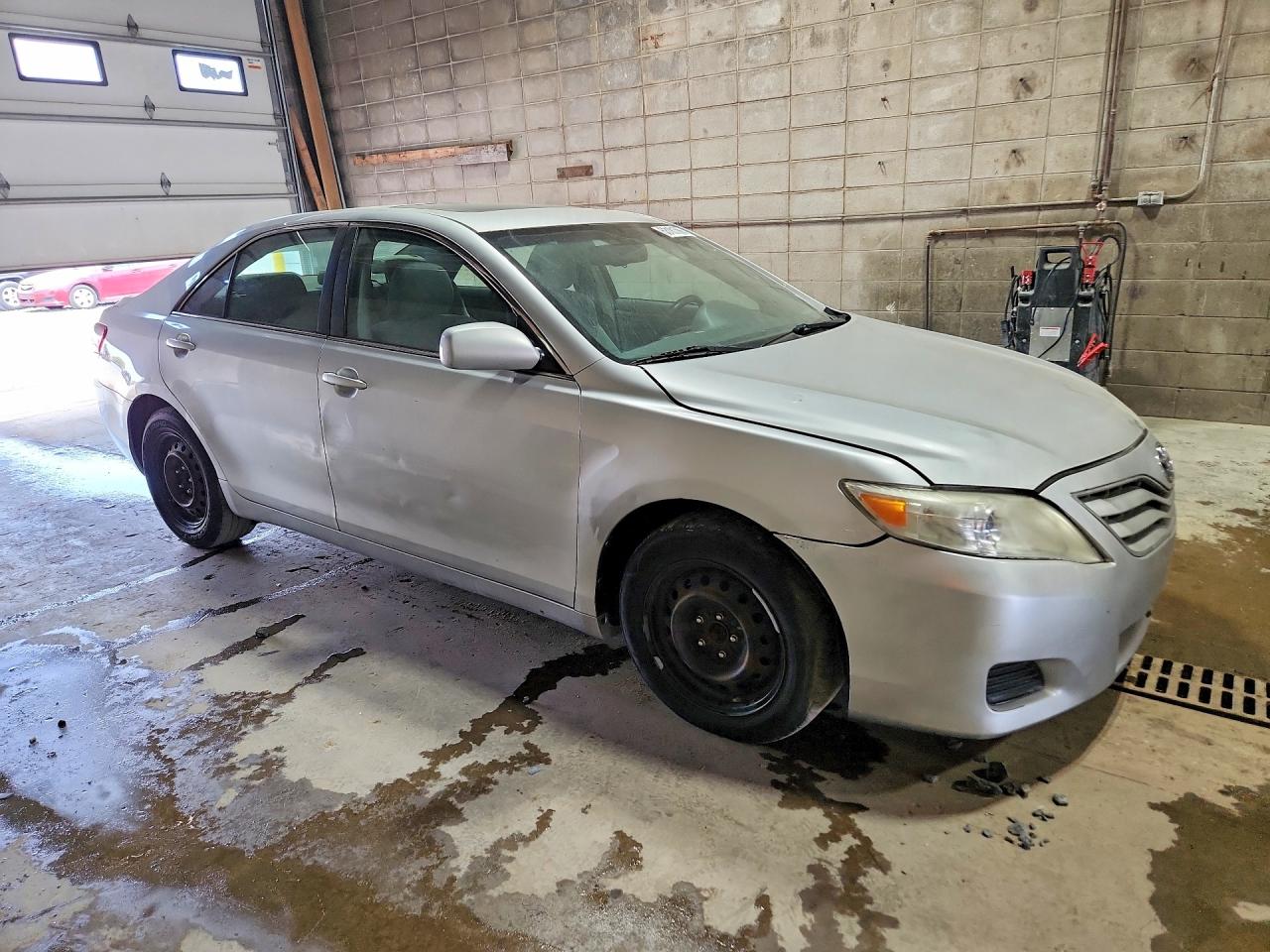 2010 Toyota Camry Le Silver vin: 4T4BF3EK2AR030583