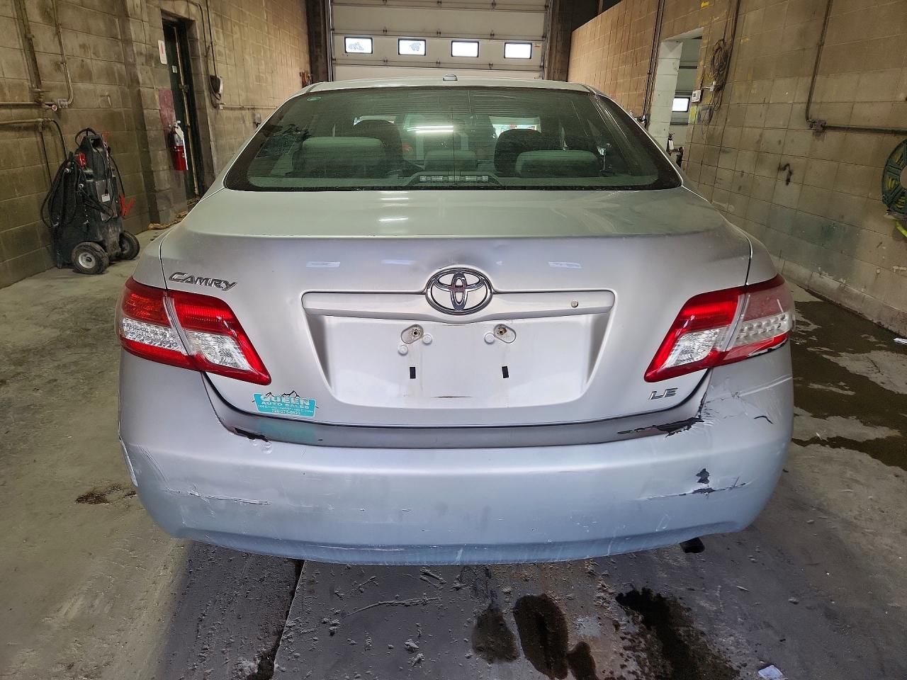 2010 Toyota Camry Le Silver vin: 4T4BF3EK2AR030583