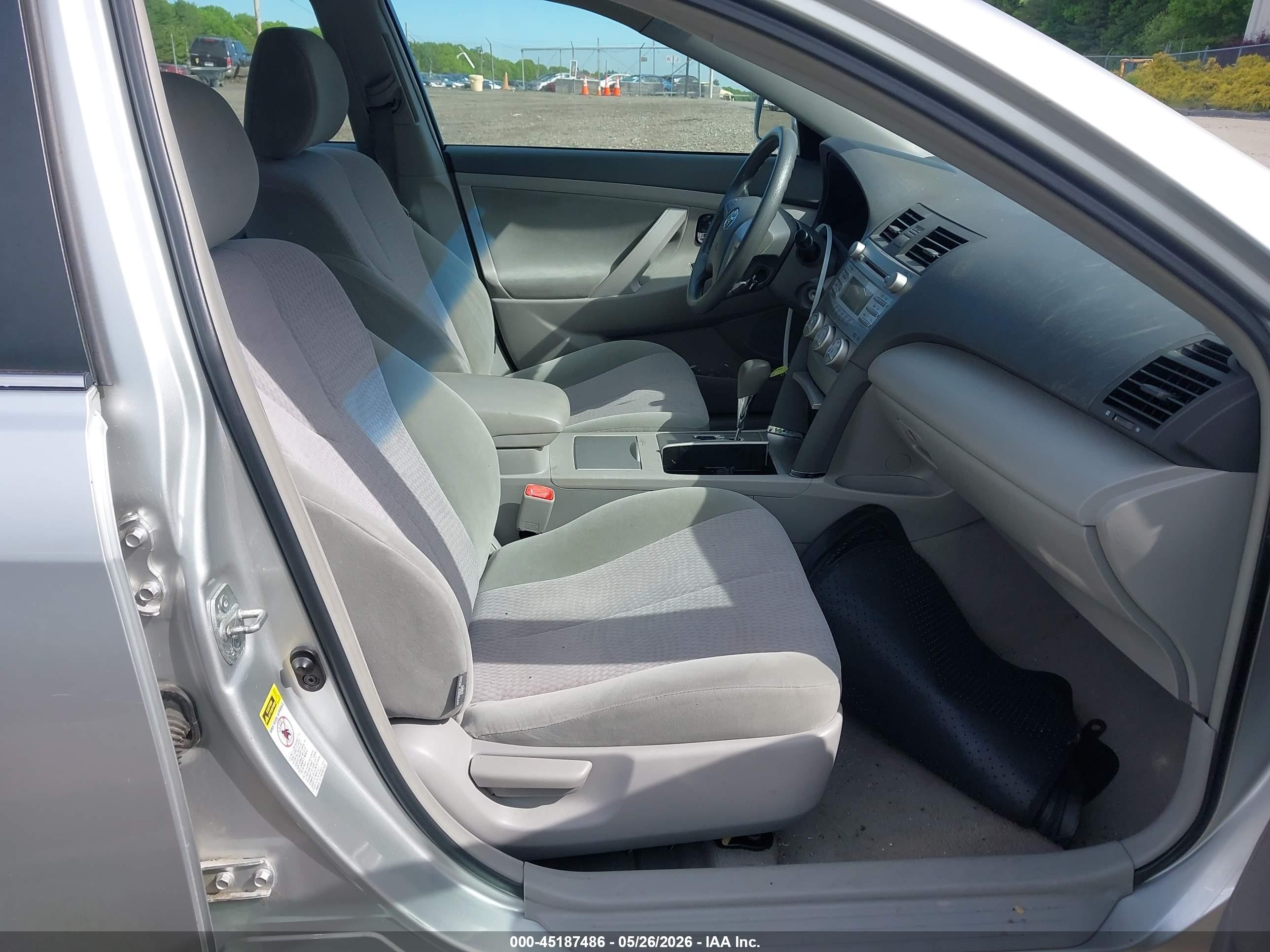 2010 Toyota Camry Le Silver vin: 4T4BF3EK2AR037369
