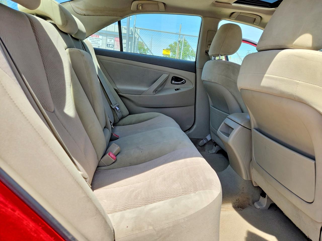 2010 Toyota Camry Le Red vin: 4T4BF3EK2AR037713