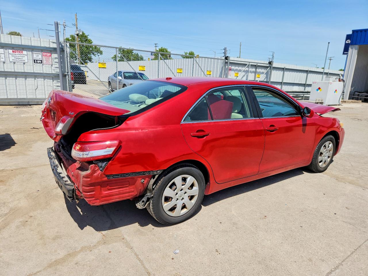 2010 Toyota Camry Le Red vin: 4T4BF3EK2AR037713