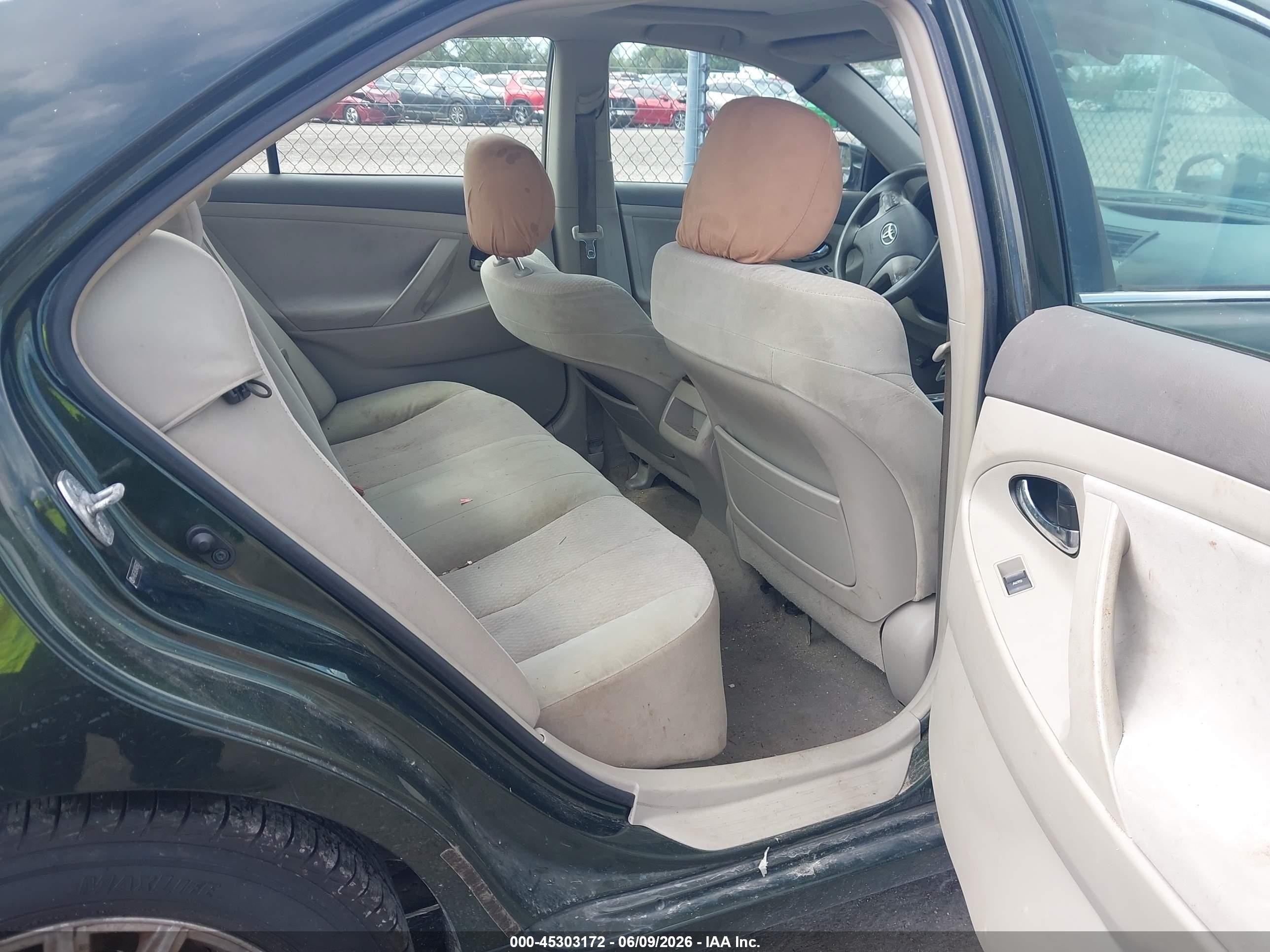 2010 Toyota Camry Le Green vin: 4T4BF3EK2AR056827