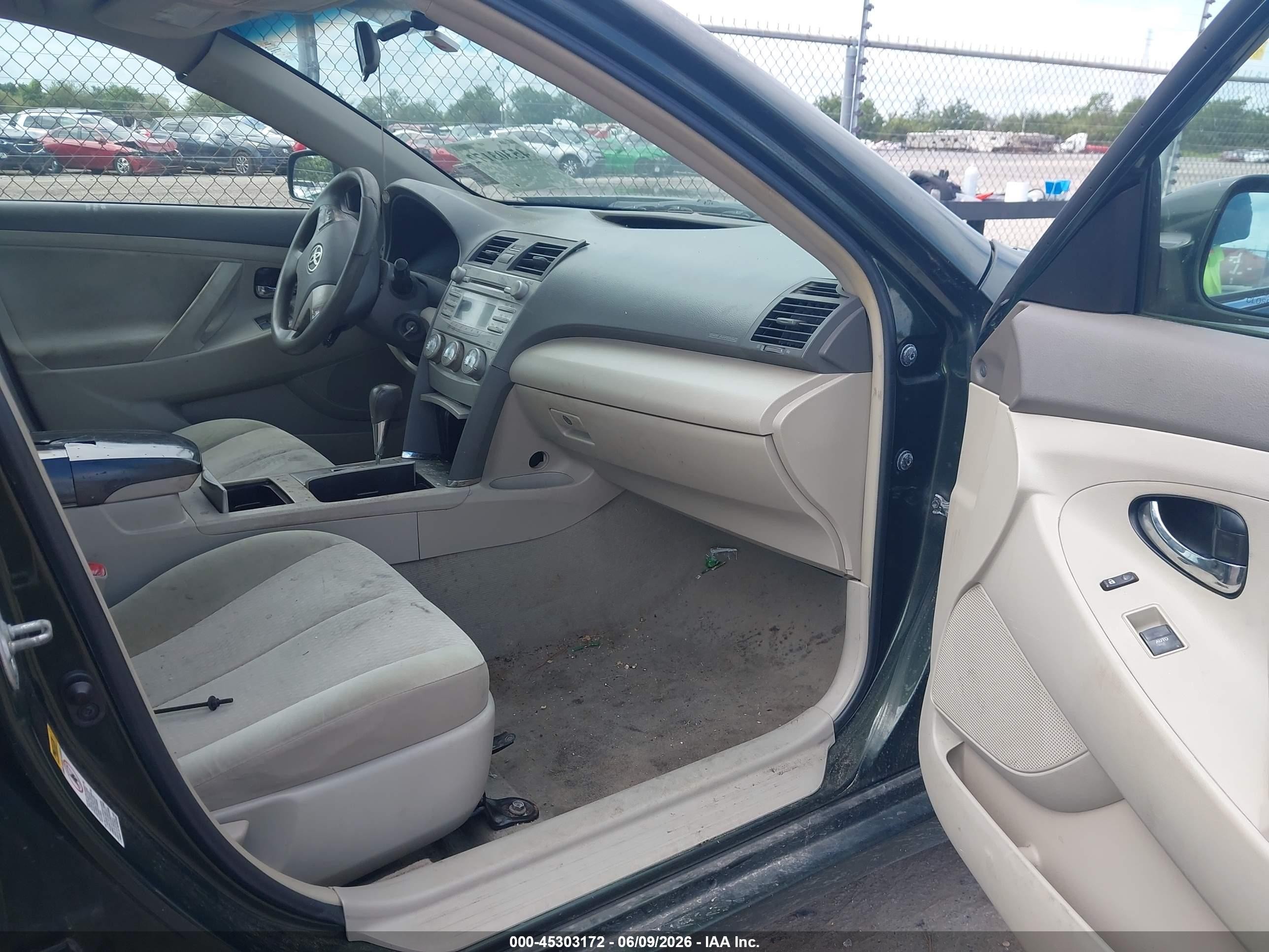 2010 Toyota Camry Le Green vin: 4T4BF3EK2AR056827