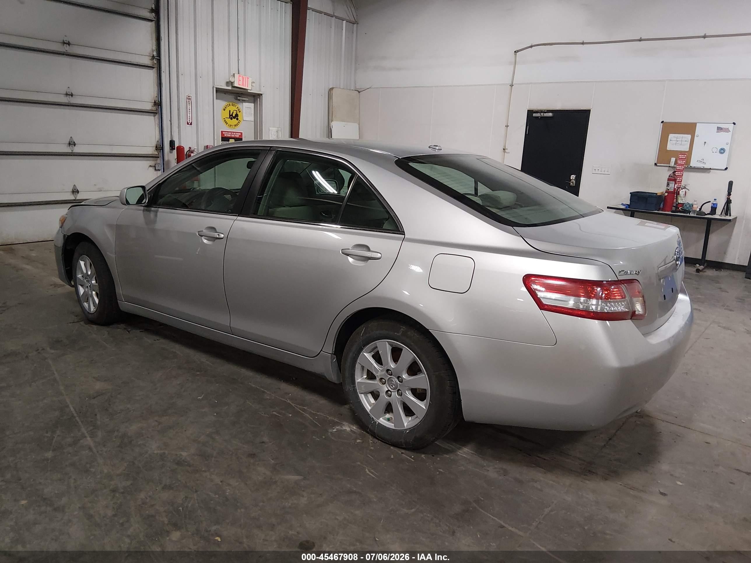 2010 Toyota Camry Le Gray vin: 4T4BF3EK2AR061705