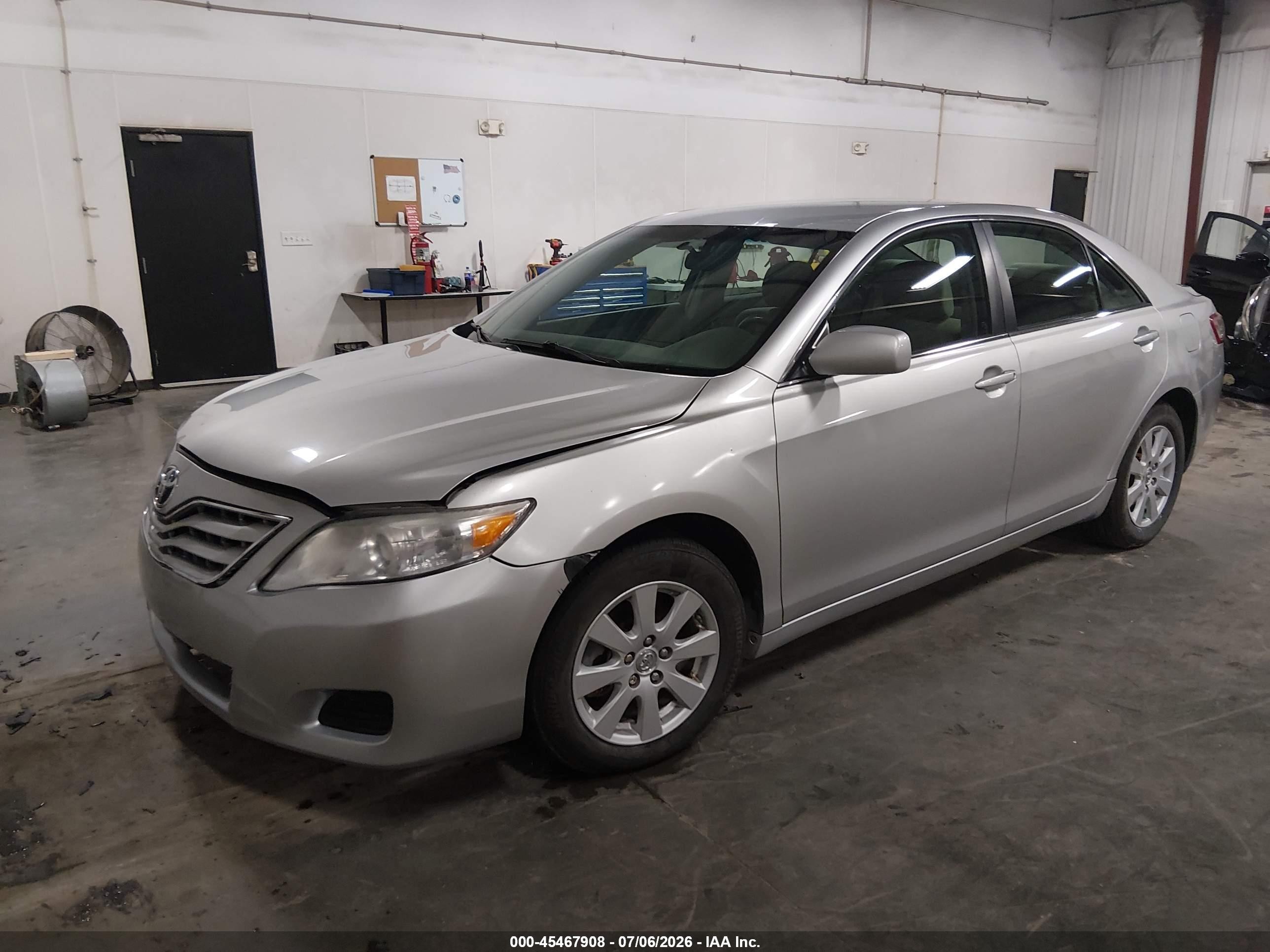 2010 Toyota Camry Le Gray vin: 4T4BF3EK2AR061705