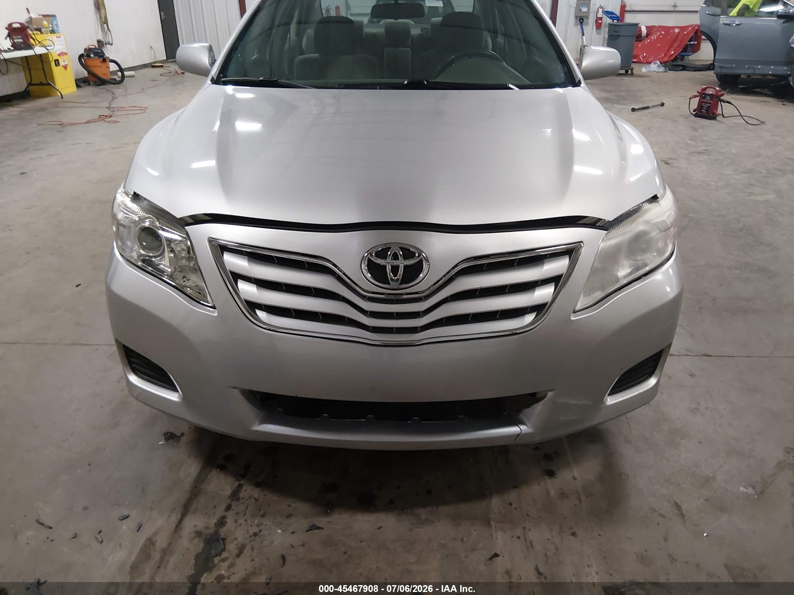 2010 Toyota Camry Le Gray vin: 4T4BF3EK2AR061705