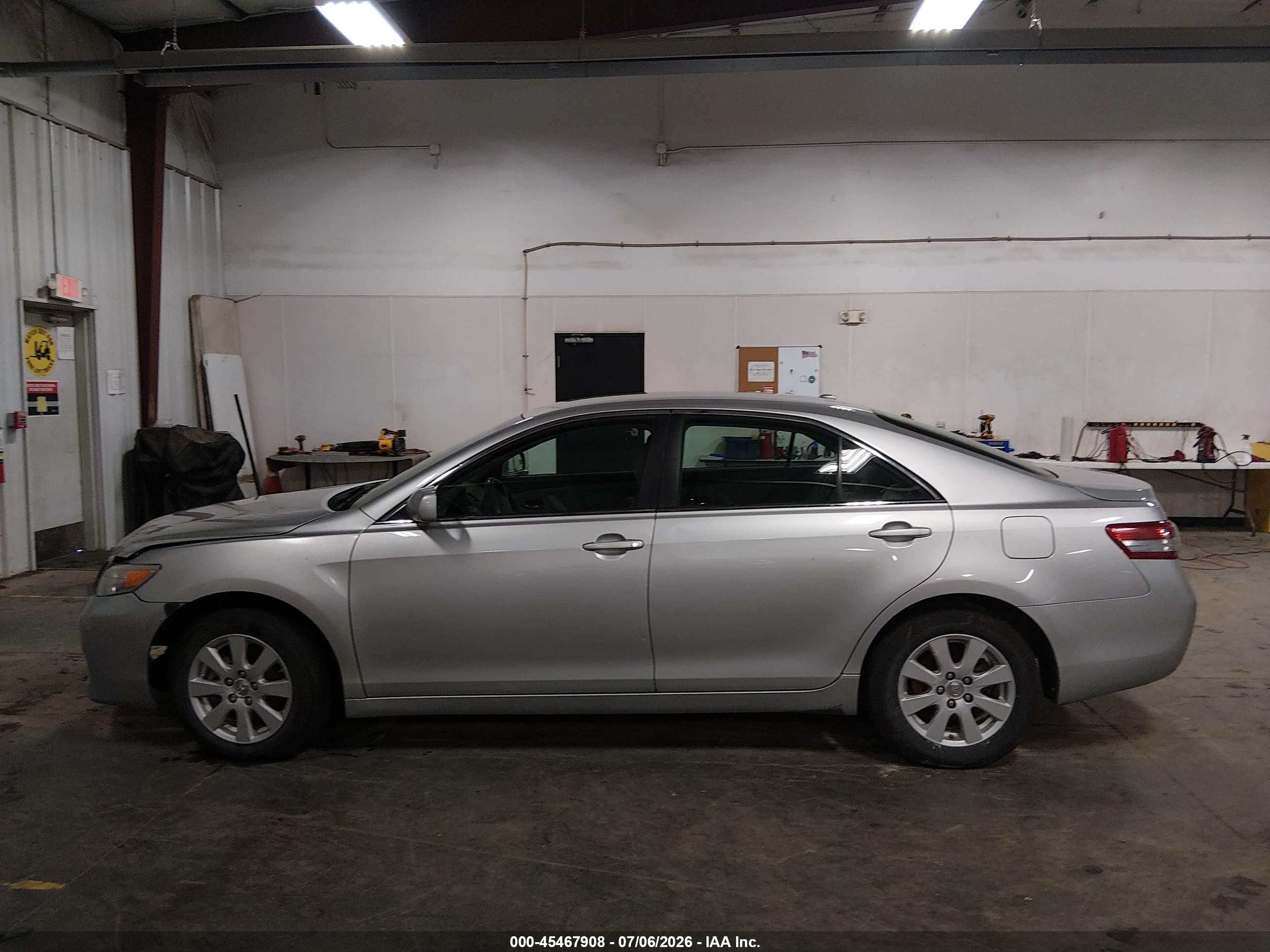 2010 Toyota Camry Le Gray vin: 4T4BF3EK2AR061705