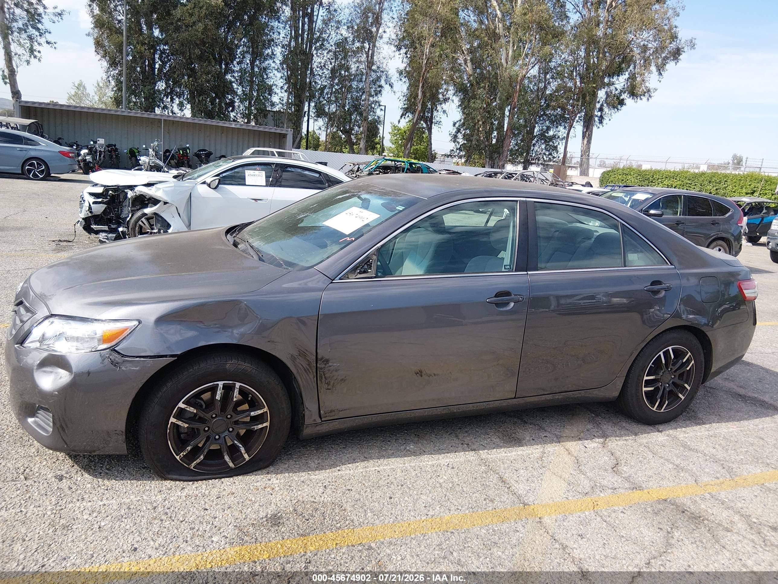 2010 Toyota Camry Le Gray vin: 4T4BF3EK2AR081095