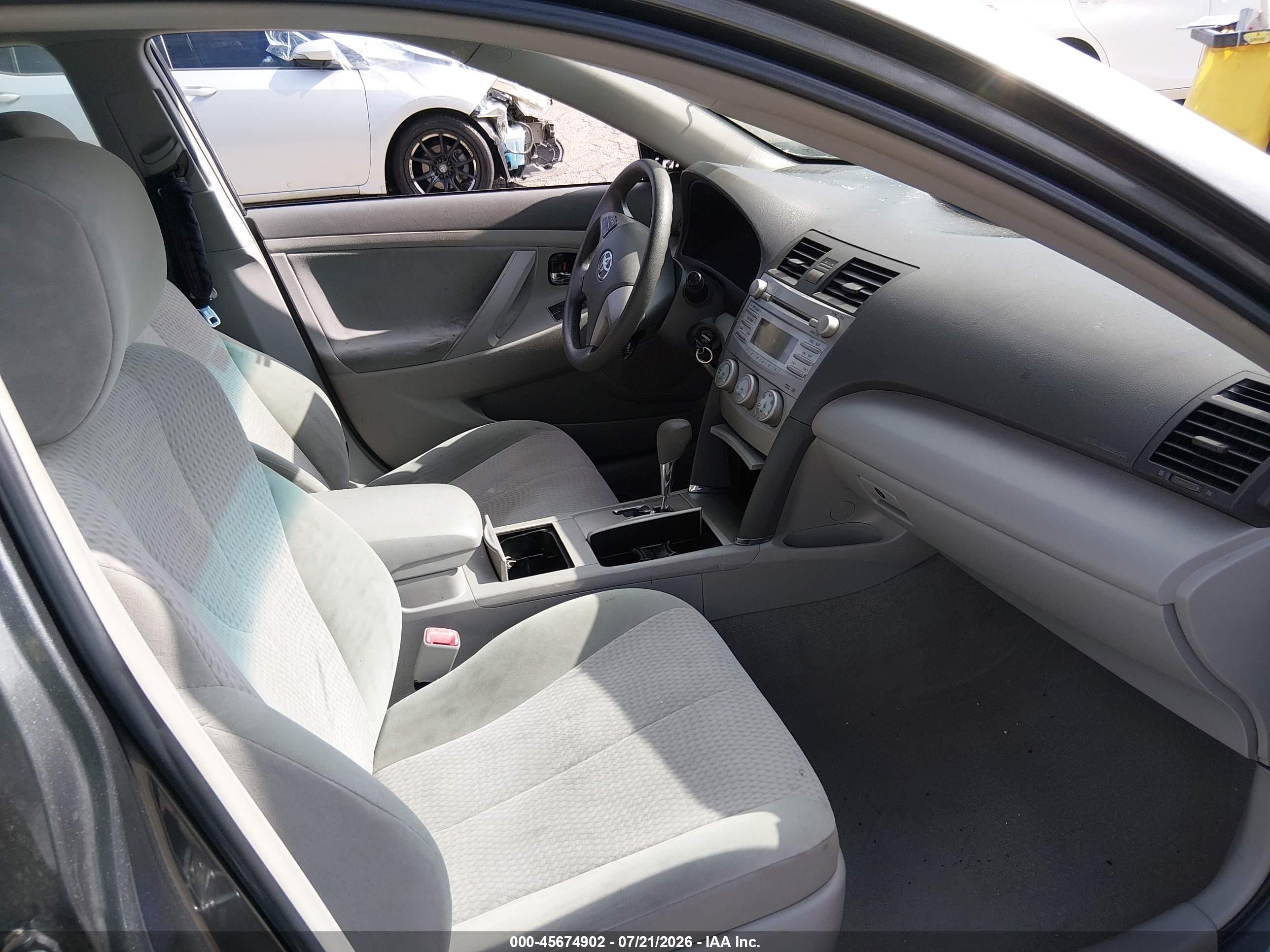 2010 Toyota Camry Le Gray vin: 4T4BF3EK2AR081095