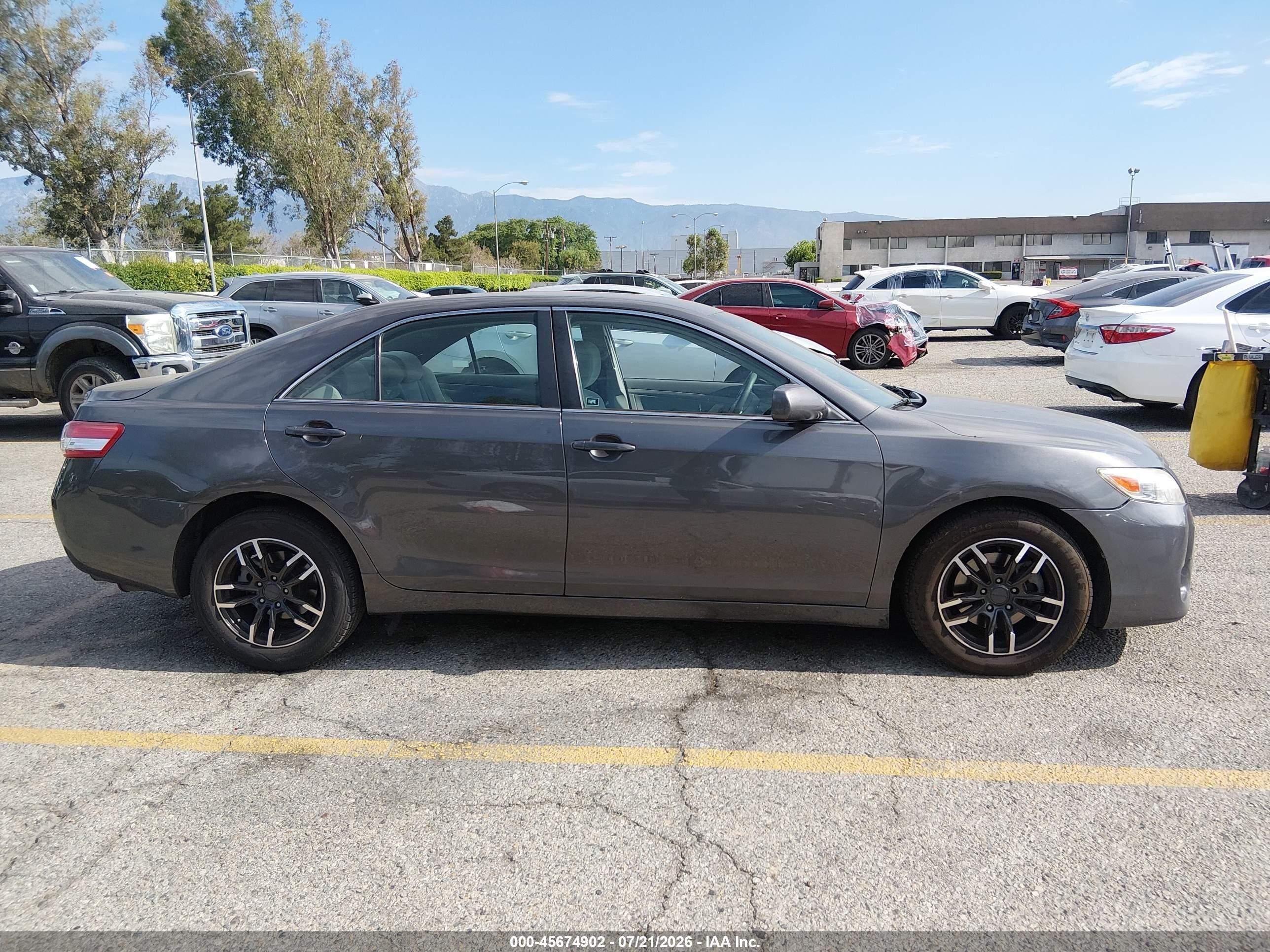 2010 Toyota Camry Le Gray vin: 4T4BF3EK2AR081095