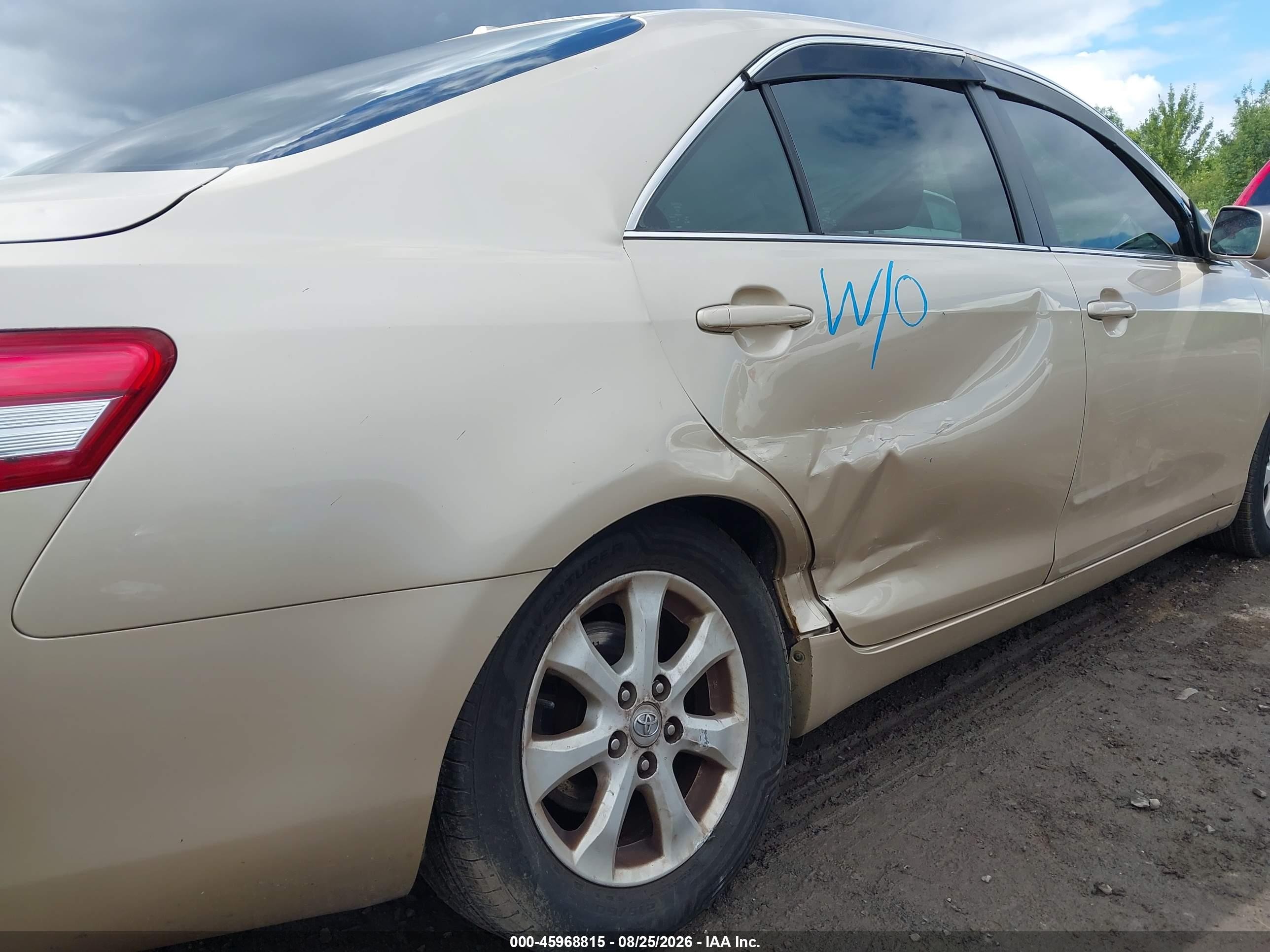 2011 Toyota Camry Le Tan vin: 4T4BF3EK2BR133536