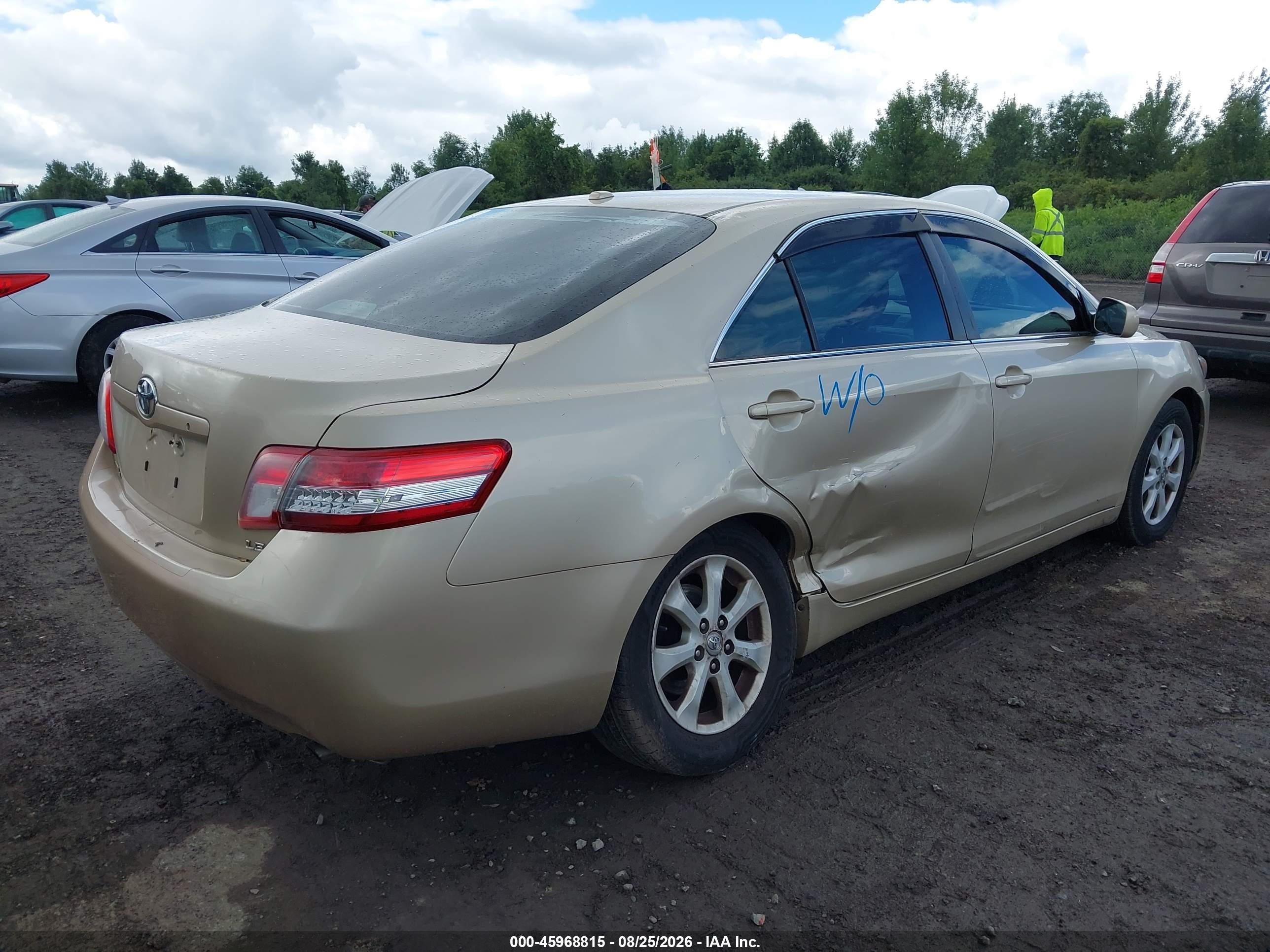 2011 Toyota Camry Le Tan vin: 4T4BF3EK2BR133536