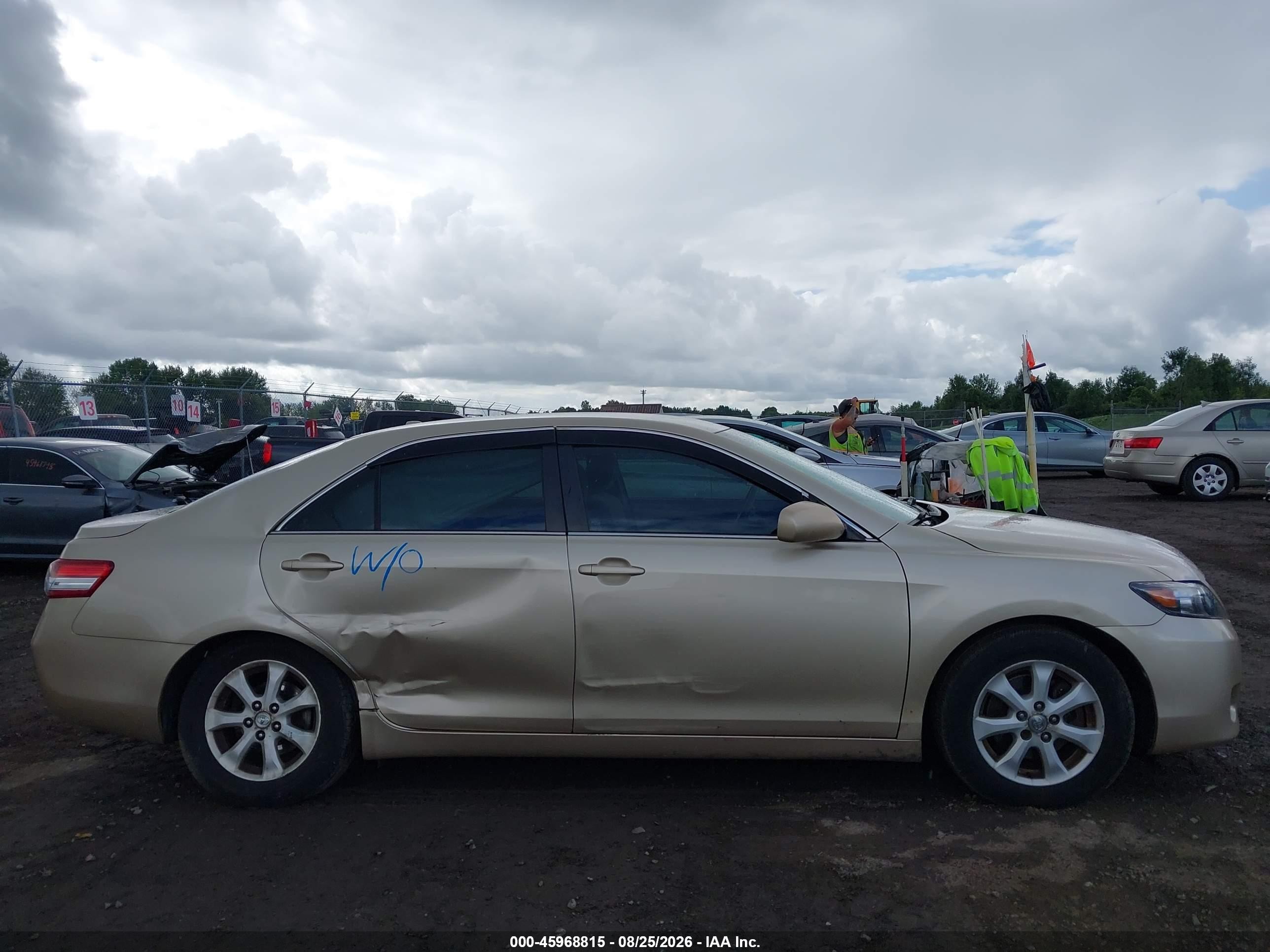 2011 Toyota Camry Le Tan vin: 4T4BF3EK2BR133536