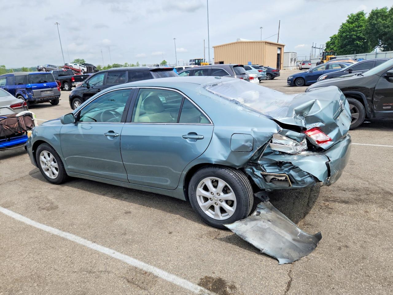 2011 Toyota Camry Le Green vin: 4T4BF3EK2BR140230