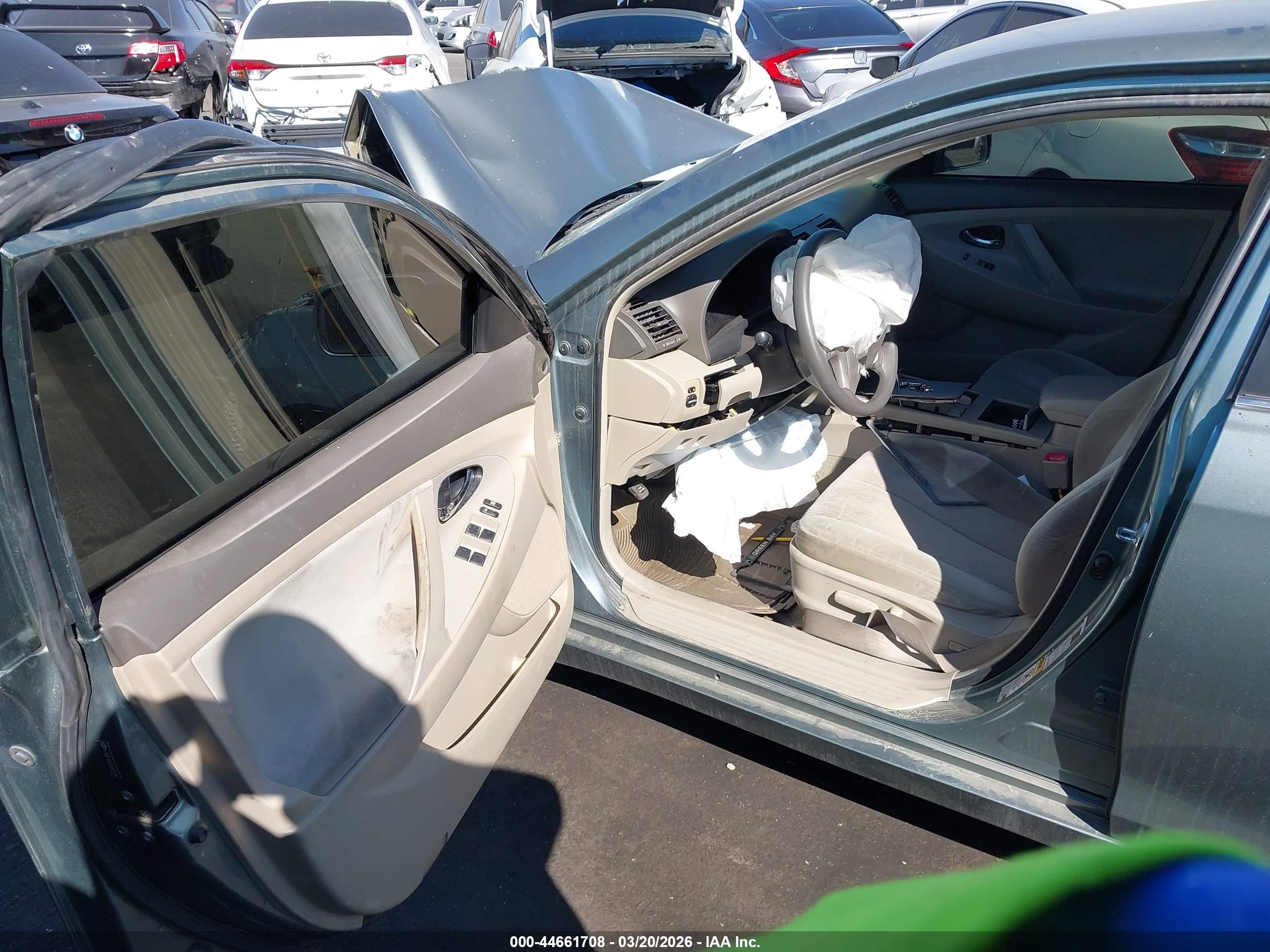 2010 Toyota Camry Le Green vin: 4T4BF3EK3AR001397
