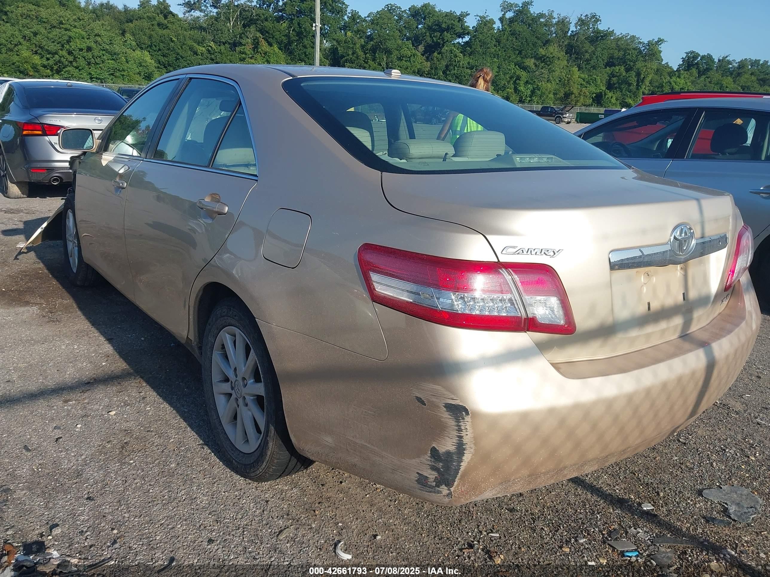 2010 Toyota Camry Xle Gold vin: 4T4BF3EK3AR004218