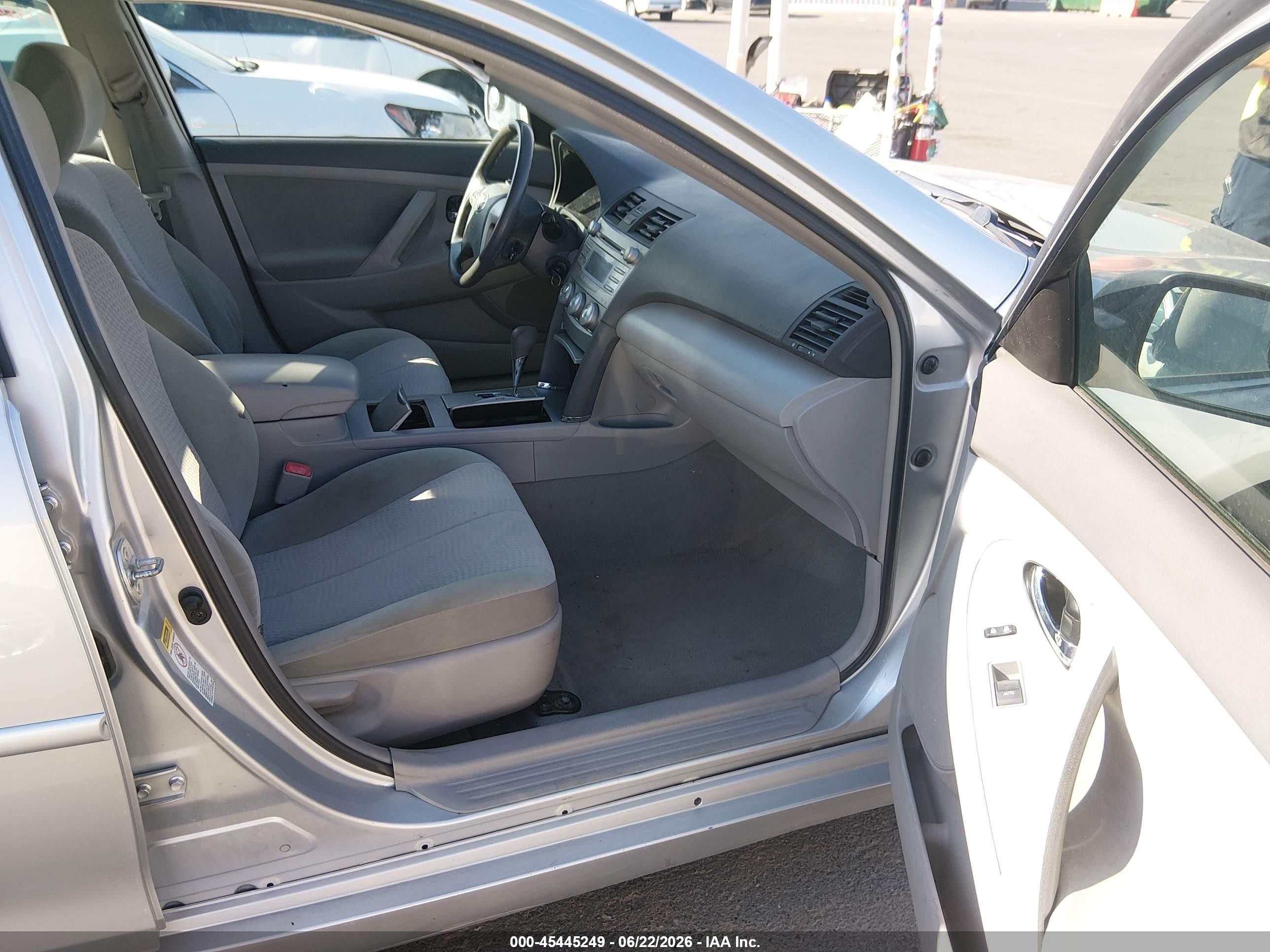 2010 Toyota Camry Le Silver vin: 4T4BF3EK3AR033444