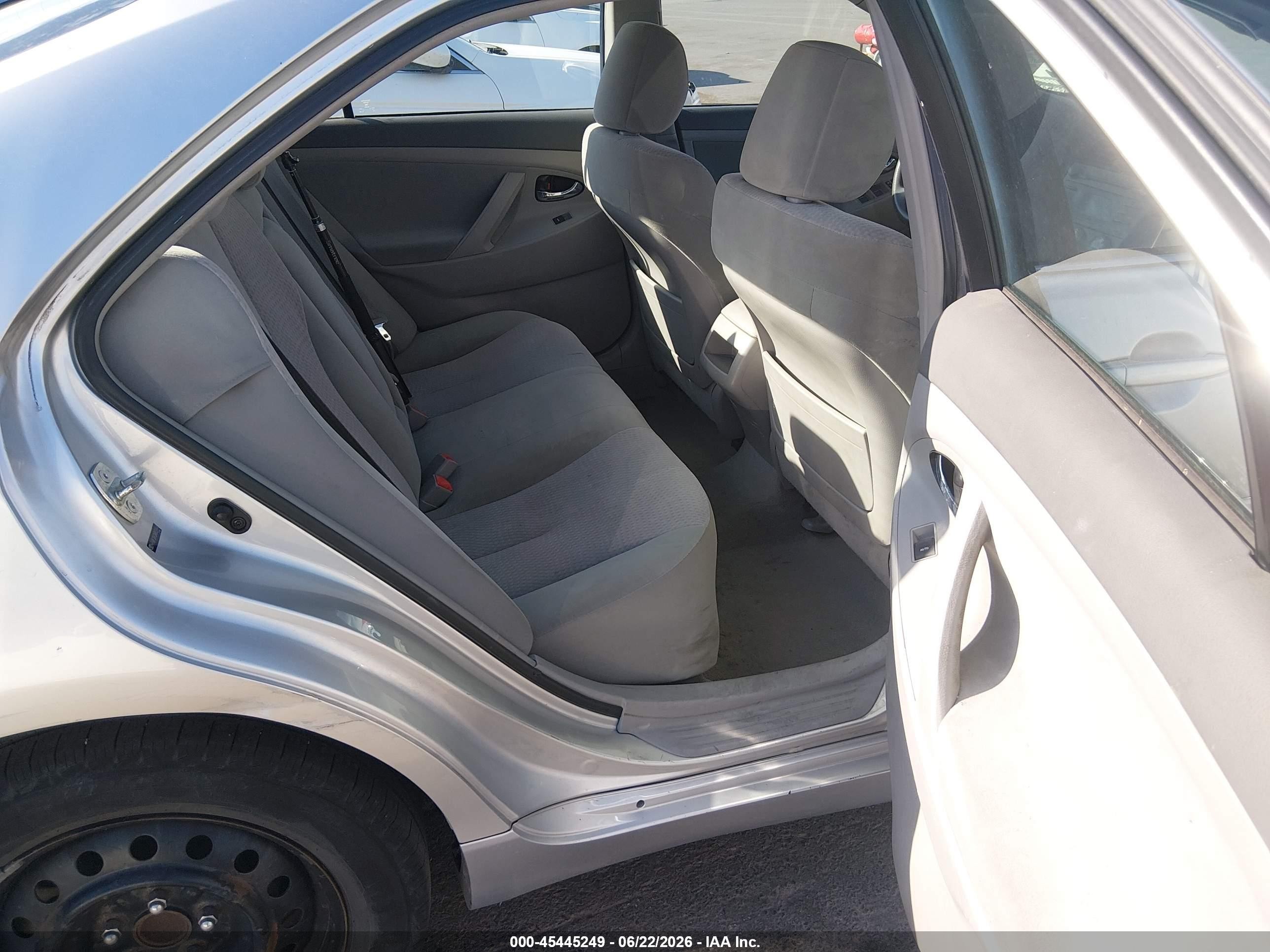2010 Toyota Camry Le Silver vin: 4T4BF3EK3AR033444