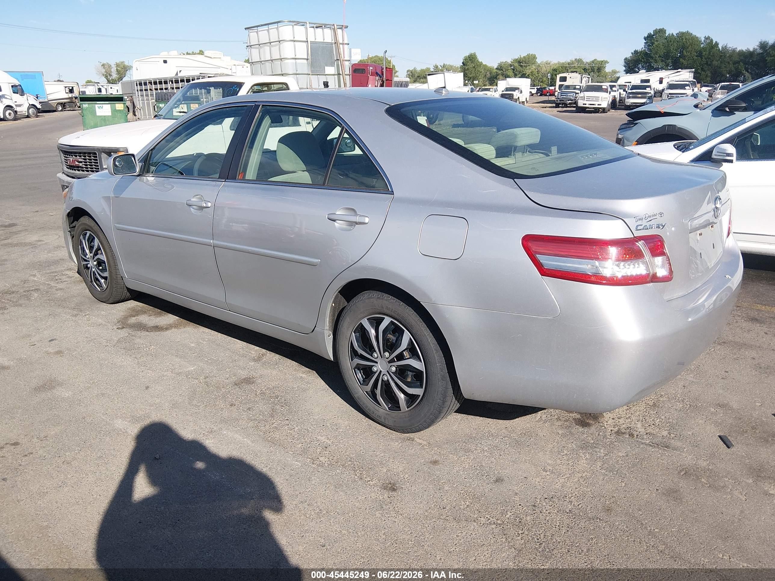 2010 Toyota Camry Le Silver vin: 4T4BF3EK3AR033444