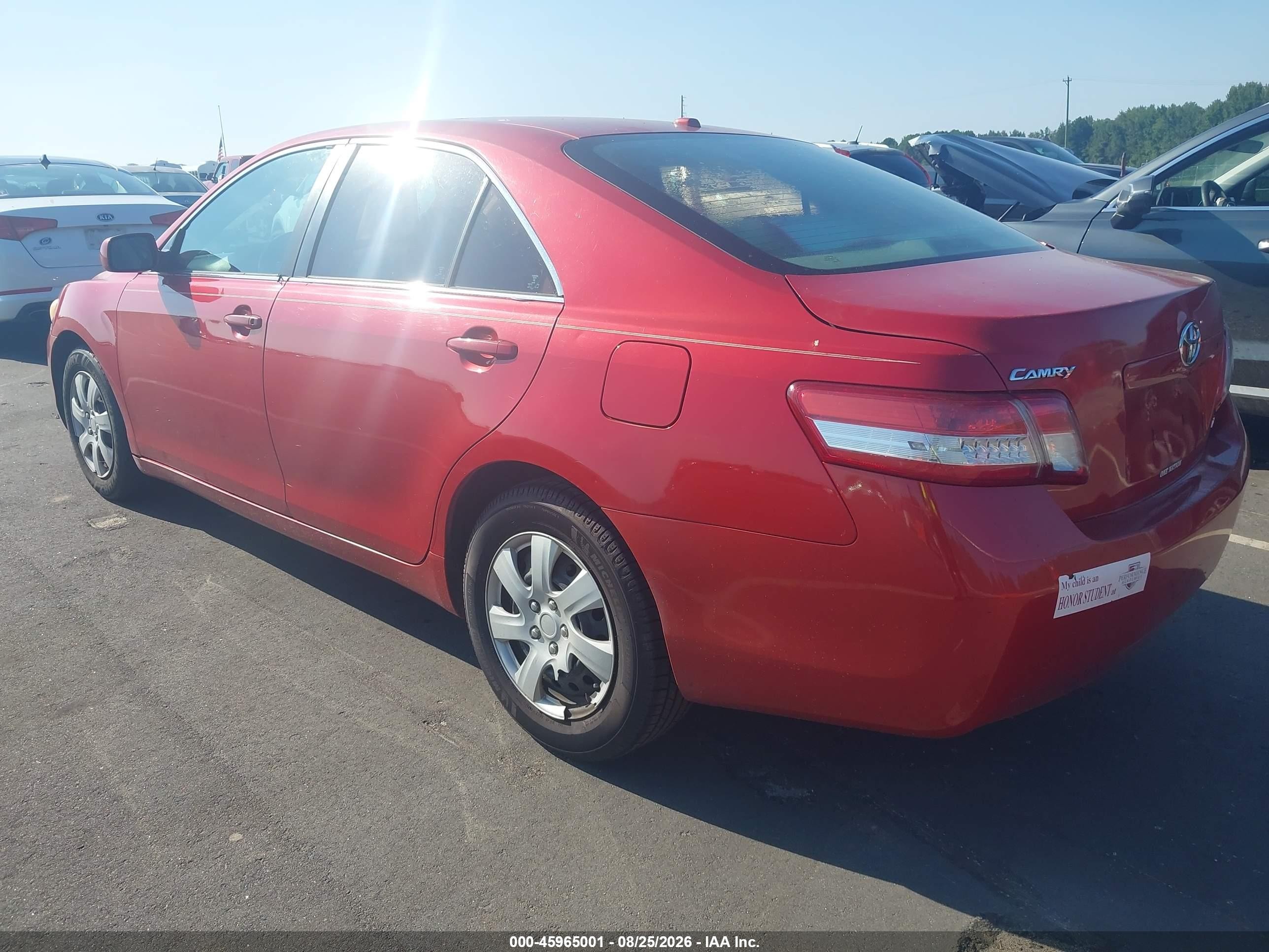 2010 Toyota Camry Le Red vin: 4T4BF3EK3AR033587