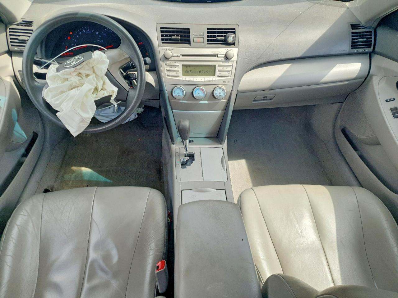 2010 Toyota Camry Le Silver vin: 4T4BF3EK3AR067139