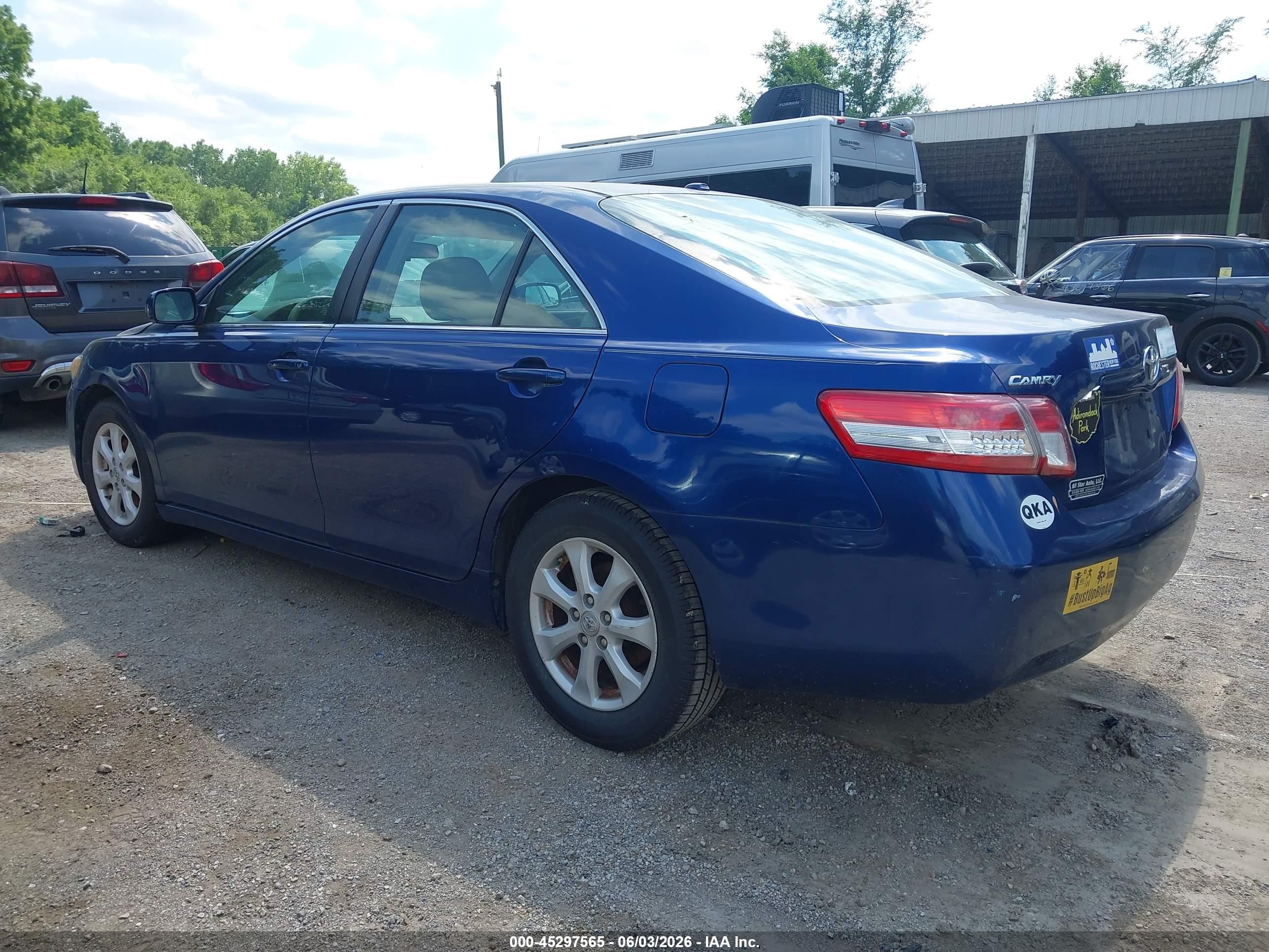 2011 Toyota Camry Le Blue vin: 4T4BF3EK3BR101467