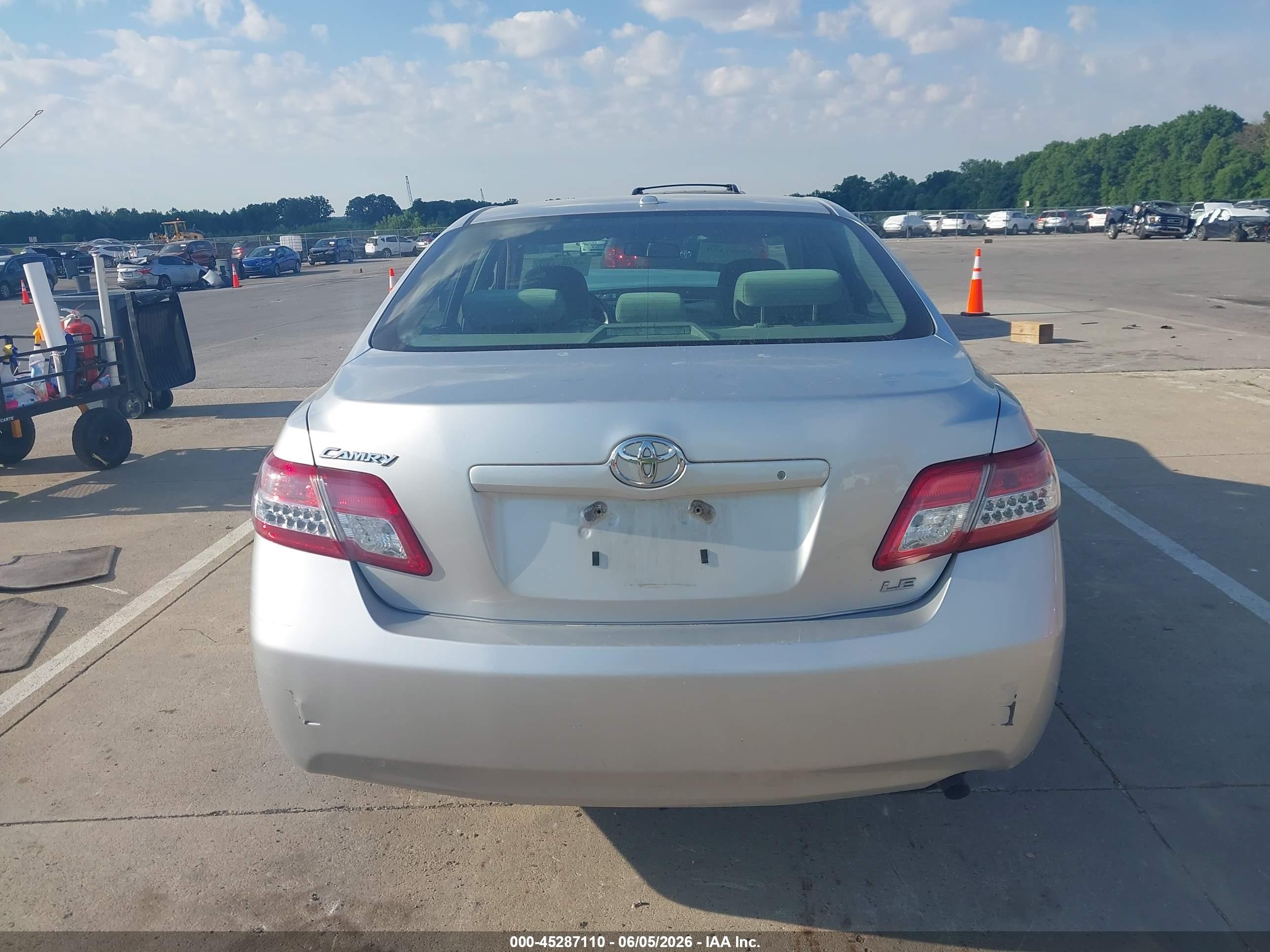 2011 Toyota Camry Le Silver vin: 4T4BF3EK3BR102134