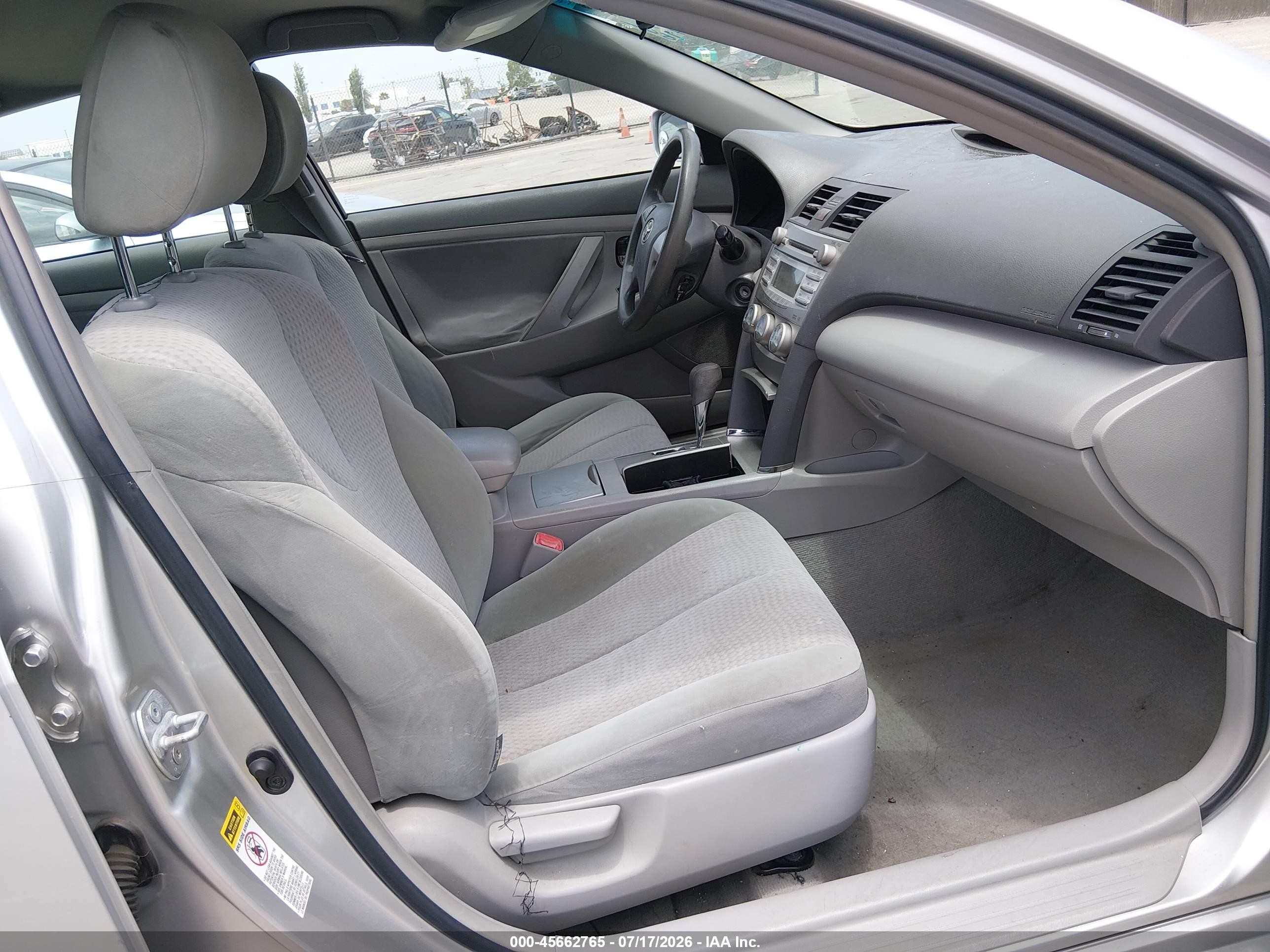 2011 Toyota Camry Le Серебряный vin: 4T4BF3EK3BR104174