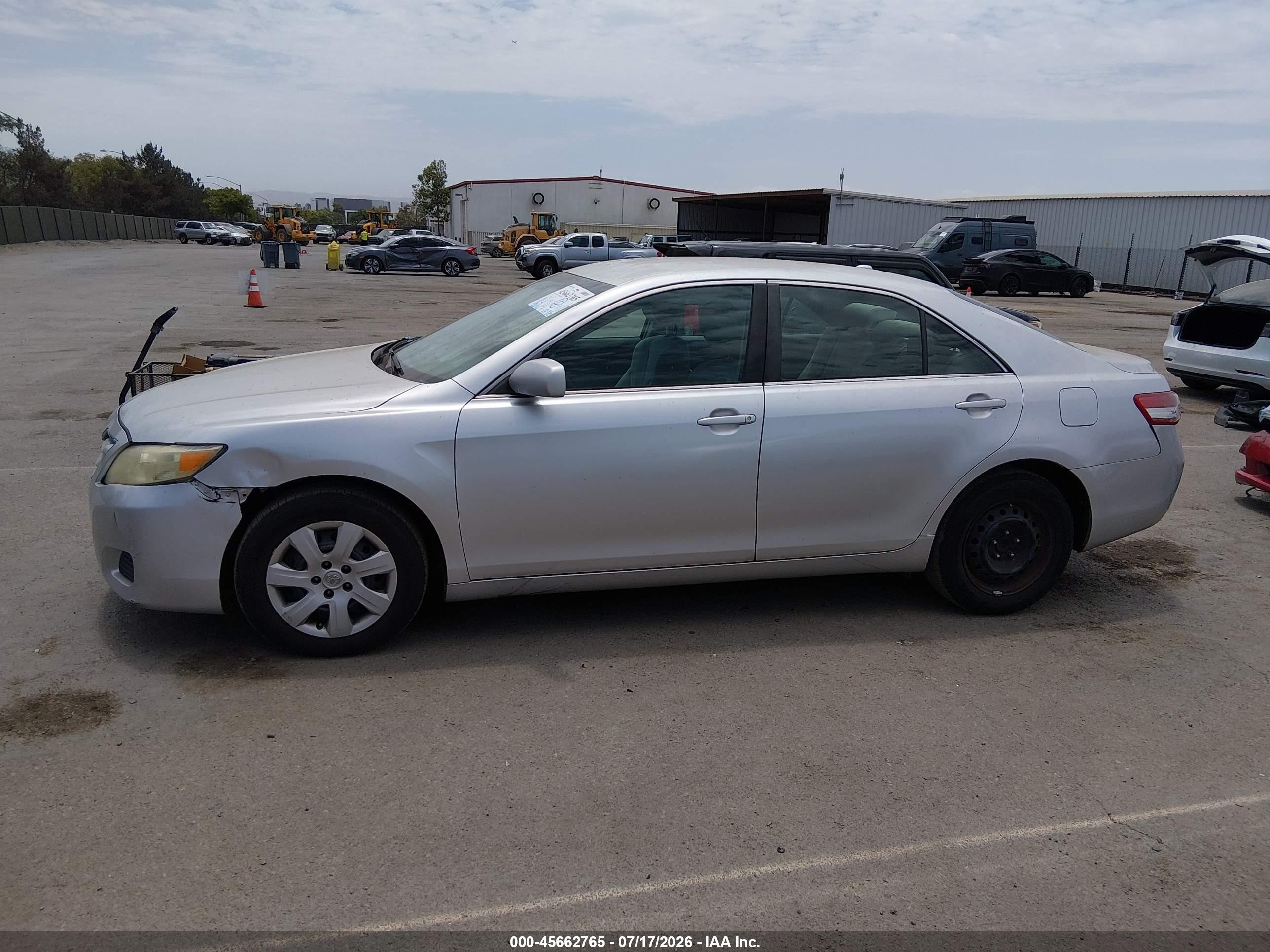 2011 Toyota Camry Le Серебряный vin: 4T4BF3EK3BR104174