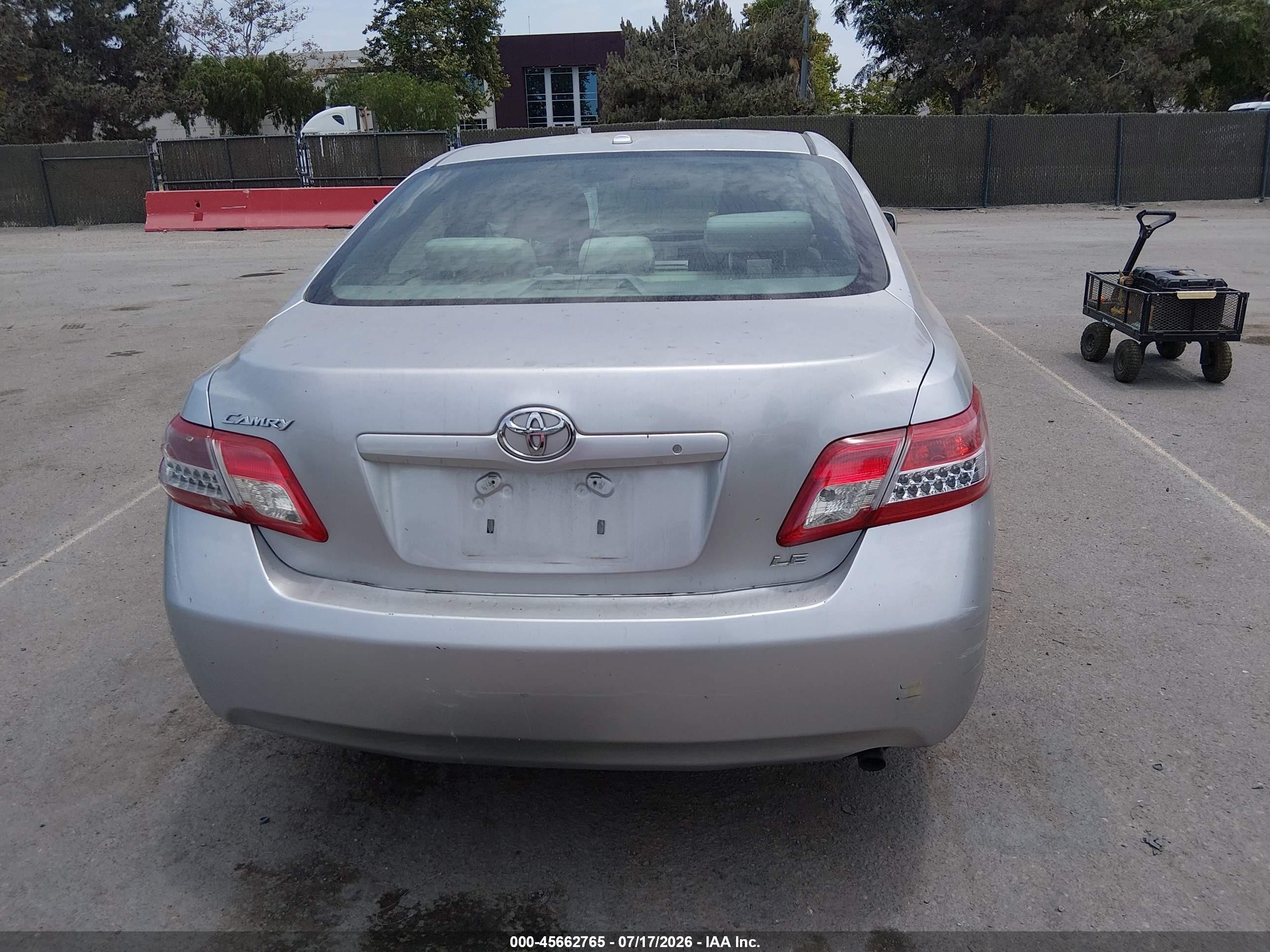 2011 Toyota Camry Le Серебряный vin: 4T4BF3EK3BR104174