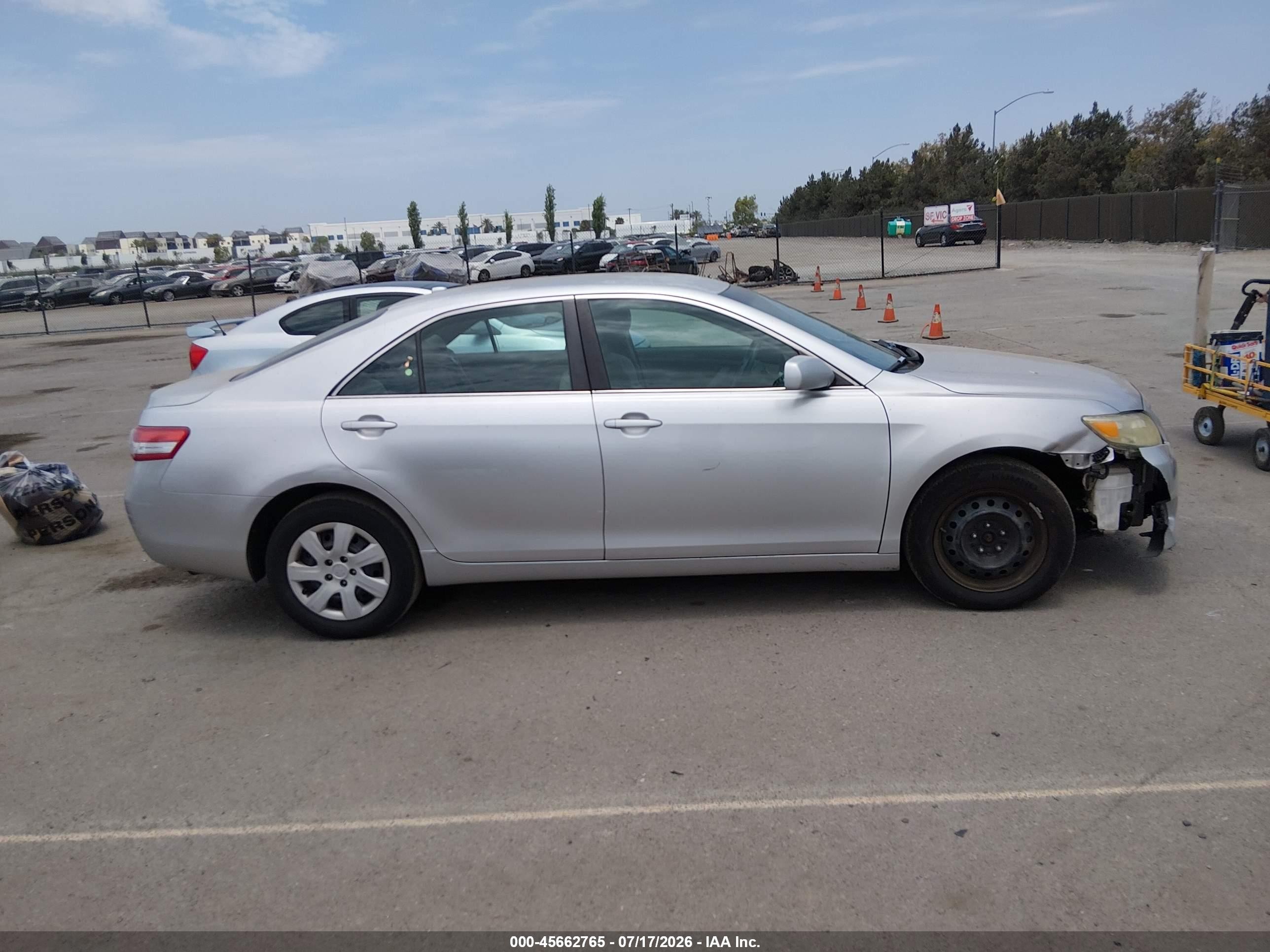 2011 Toyota Camry Le Серебряный vin: 4T4BF3EK3BR104174