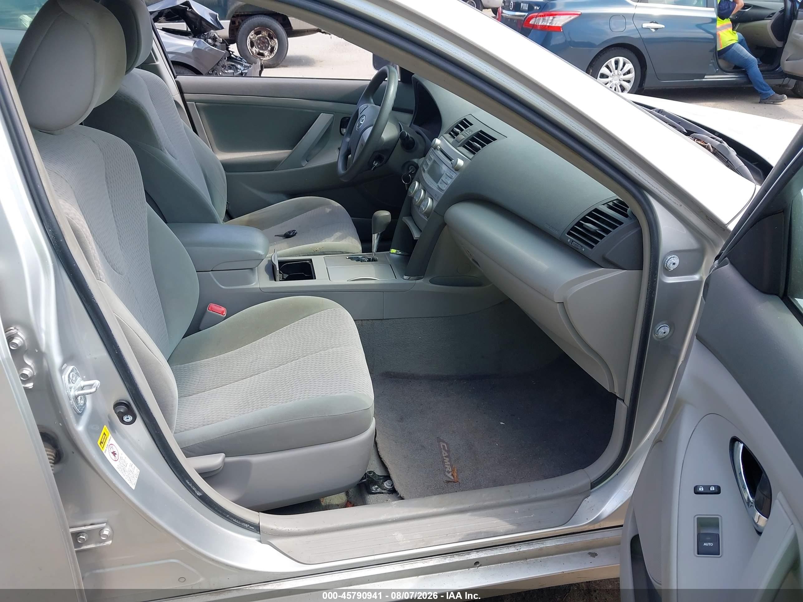 2011 Toyota Camry Le Серебряный vin: 4T4BF3EK3BR145372